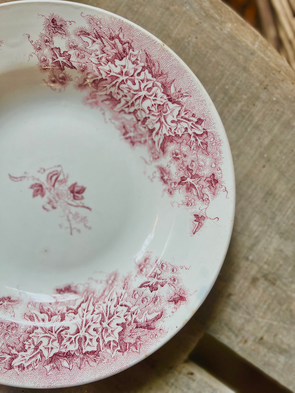 Plat creux en faïence de Grigny, terre de fer - Le boudoir luxe de Solenn