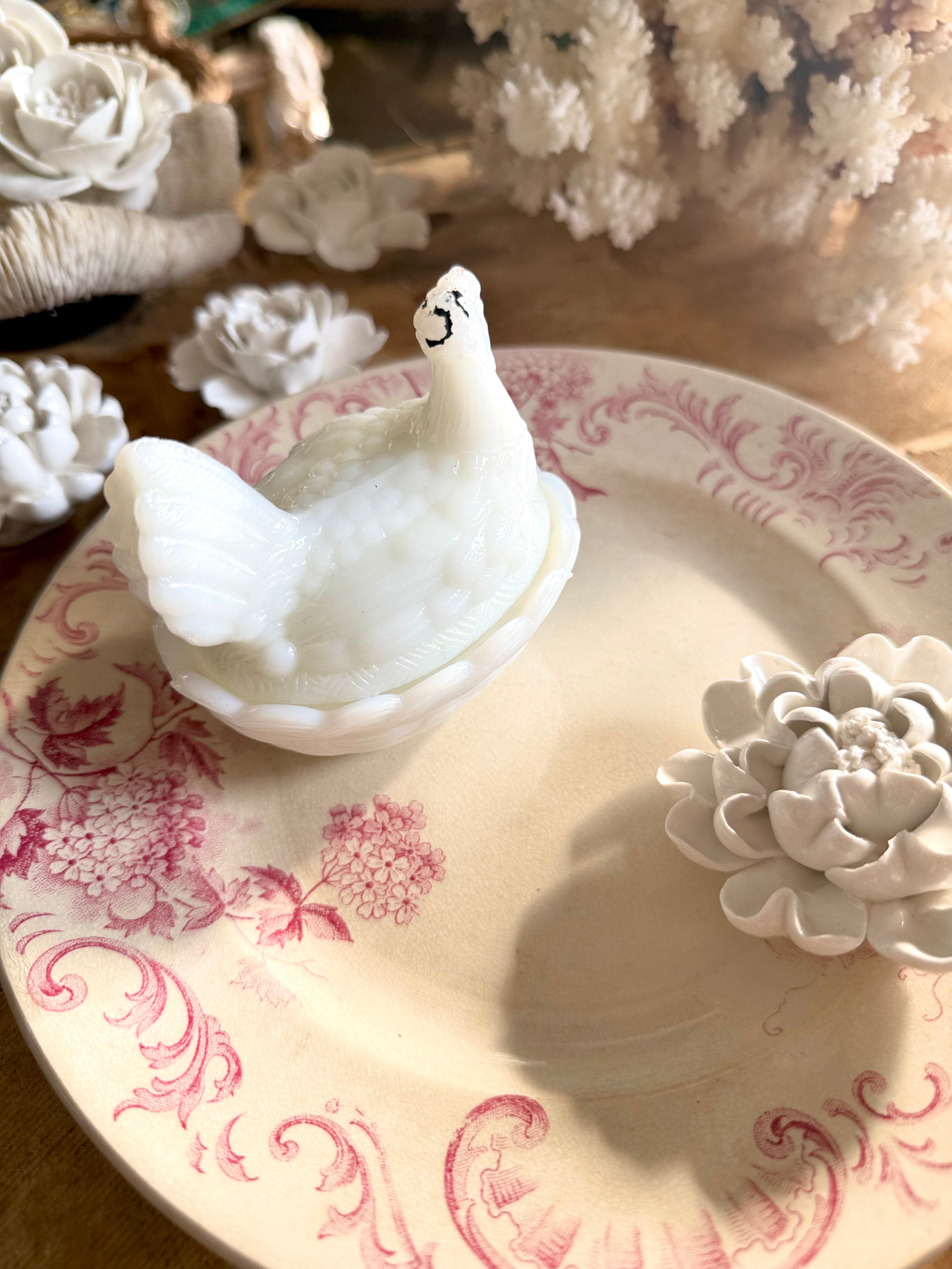 Poule en opaline XIX ème de Vallerysthal - Le boudoir luxe de Solenn