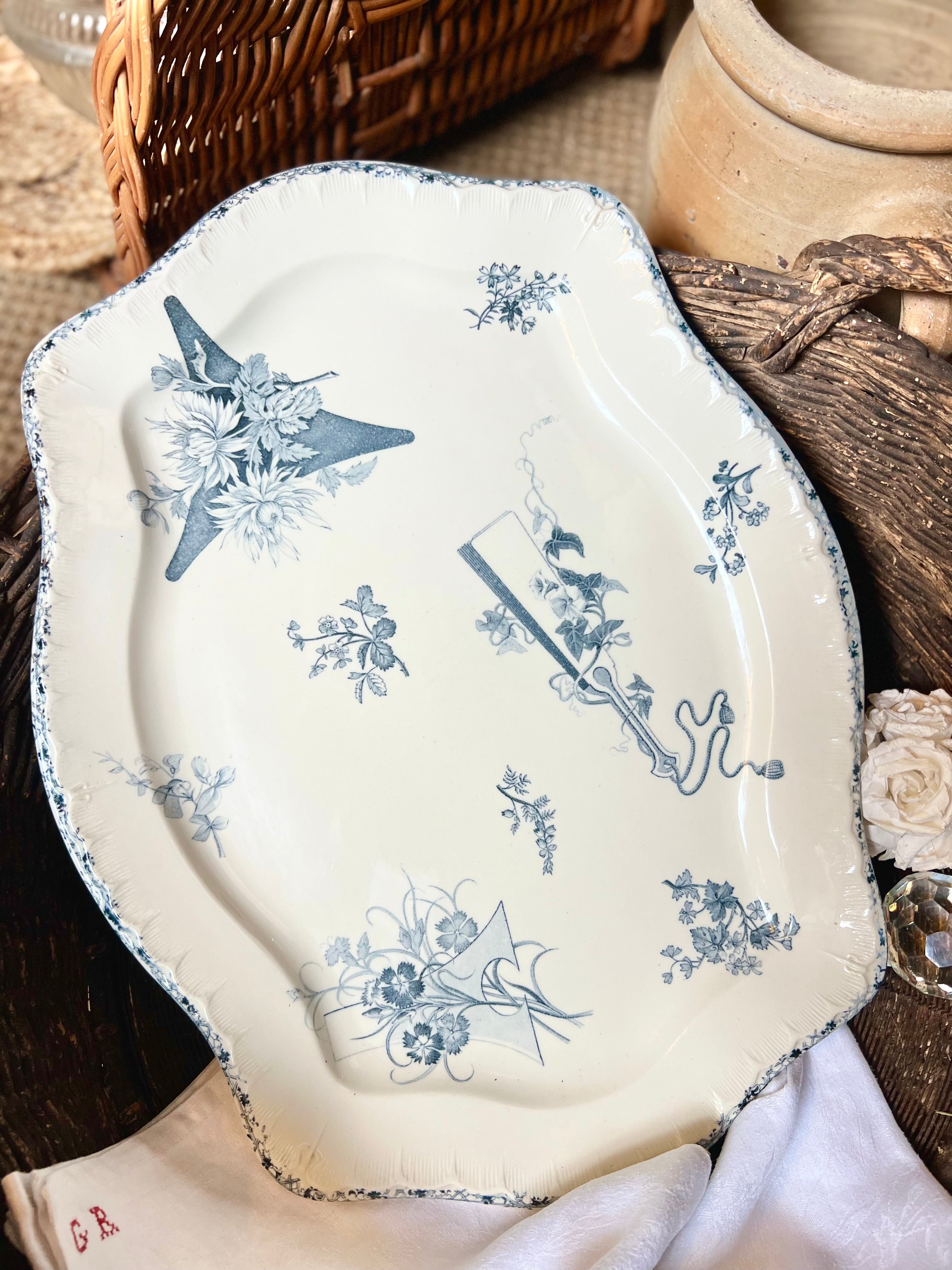 Plat Choisy Le Roi en terre de fer. - Le boudoir luxe de Solenn