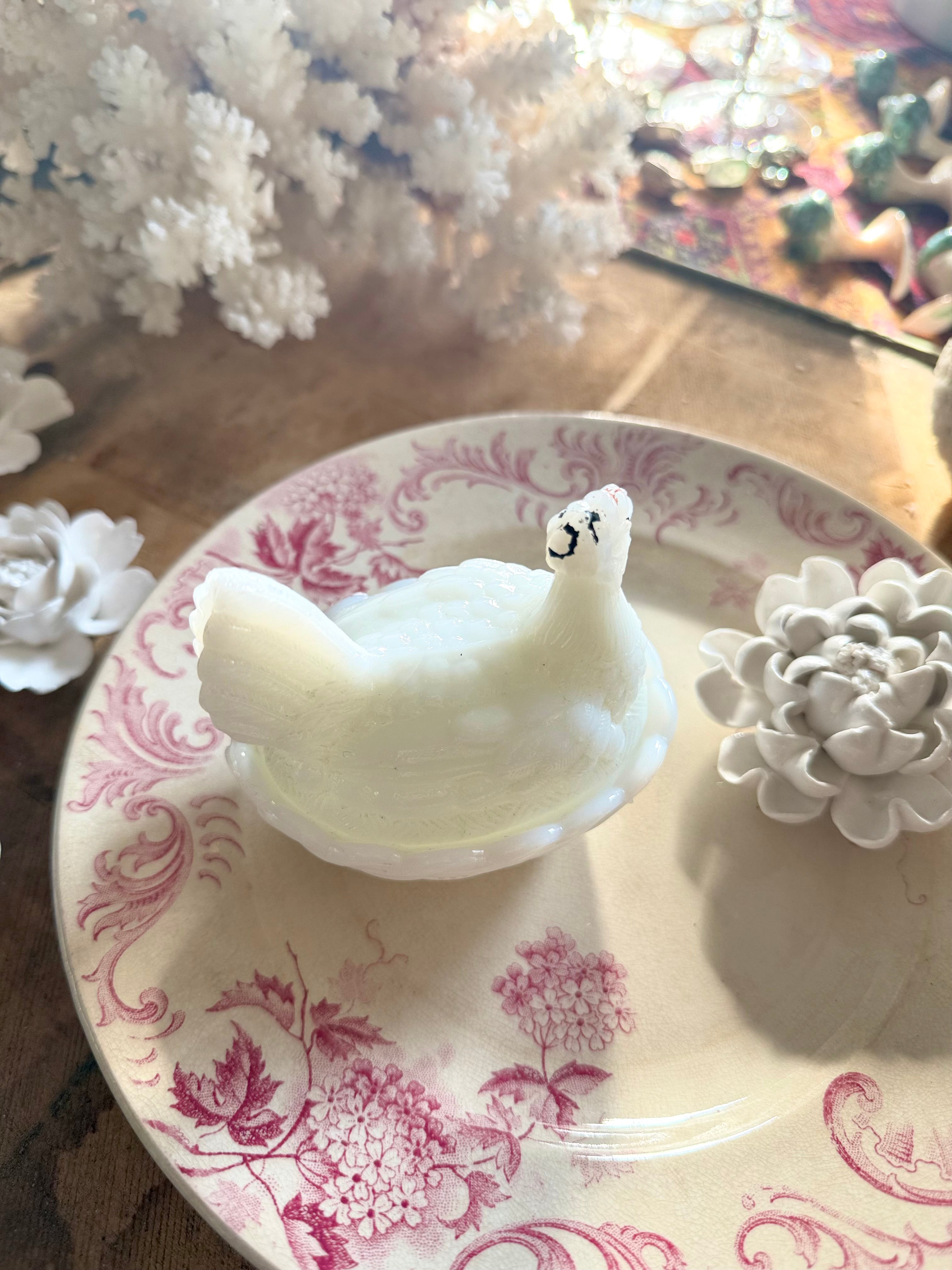 Poule en opaline XIX ème de Vallerysthal - Le boudoir luxe de Solenn