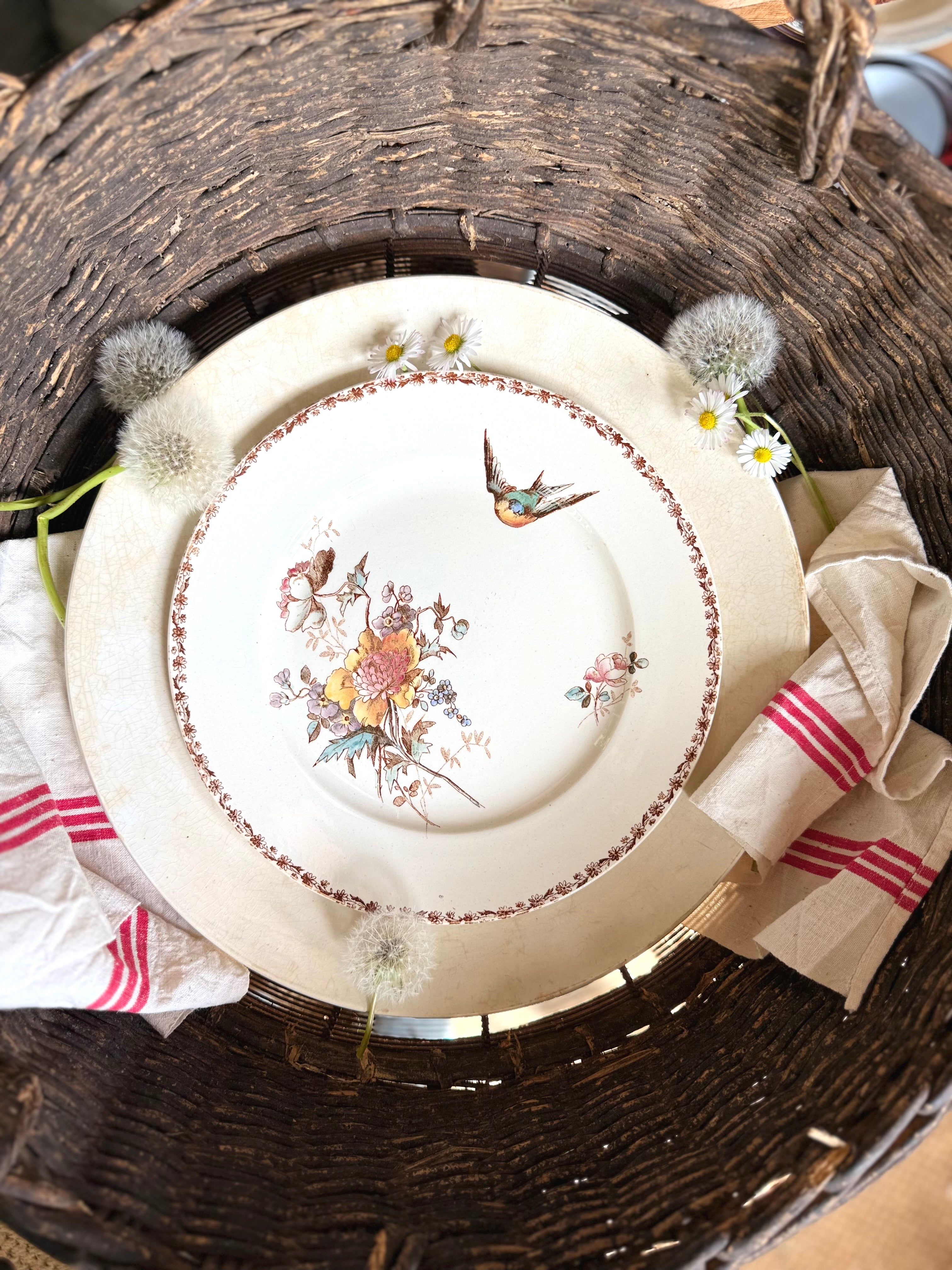 Assiette plate (N1) de Choisy Le Roi, polychrome en terre de fer