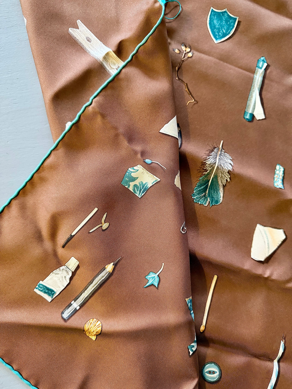Foulard Hermès « In the Pocket » en soie - Le boudoir luxe de Solenn