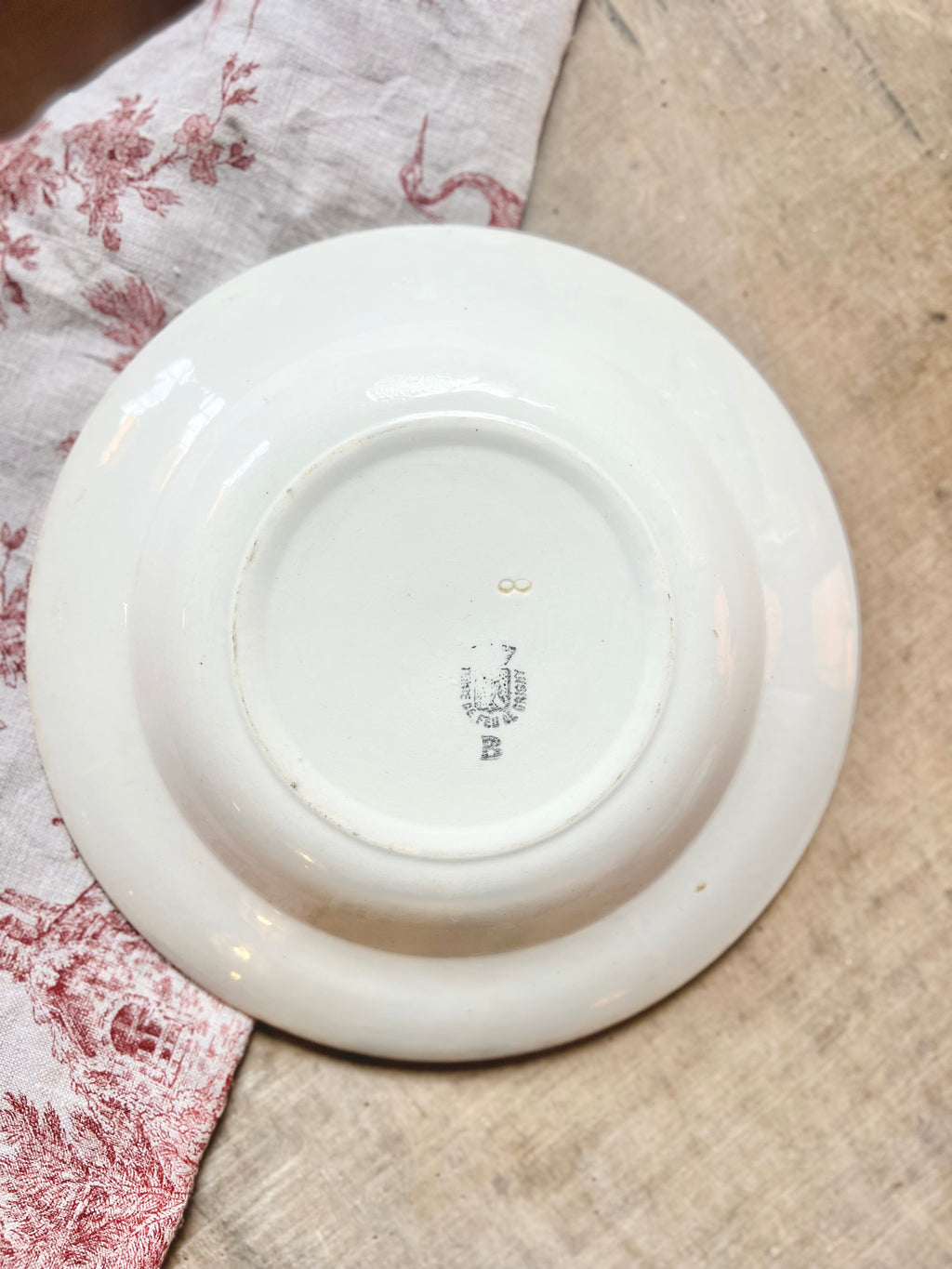 Plat creux en faïence de Grigny, terre de fer - Le boudoir luxe de Solenn