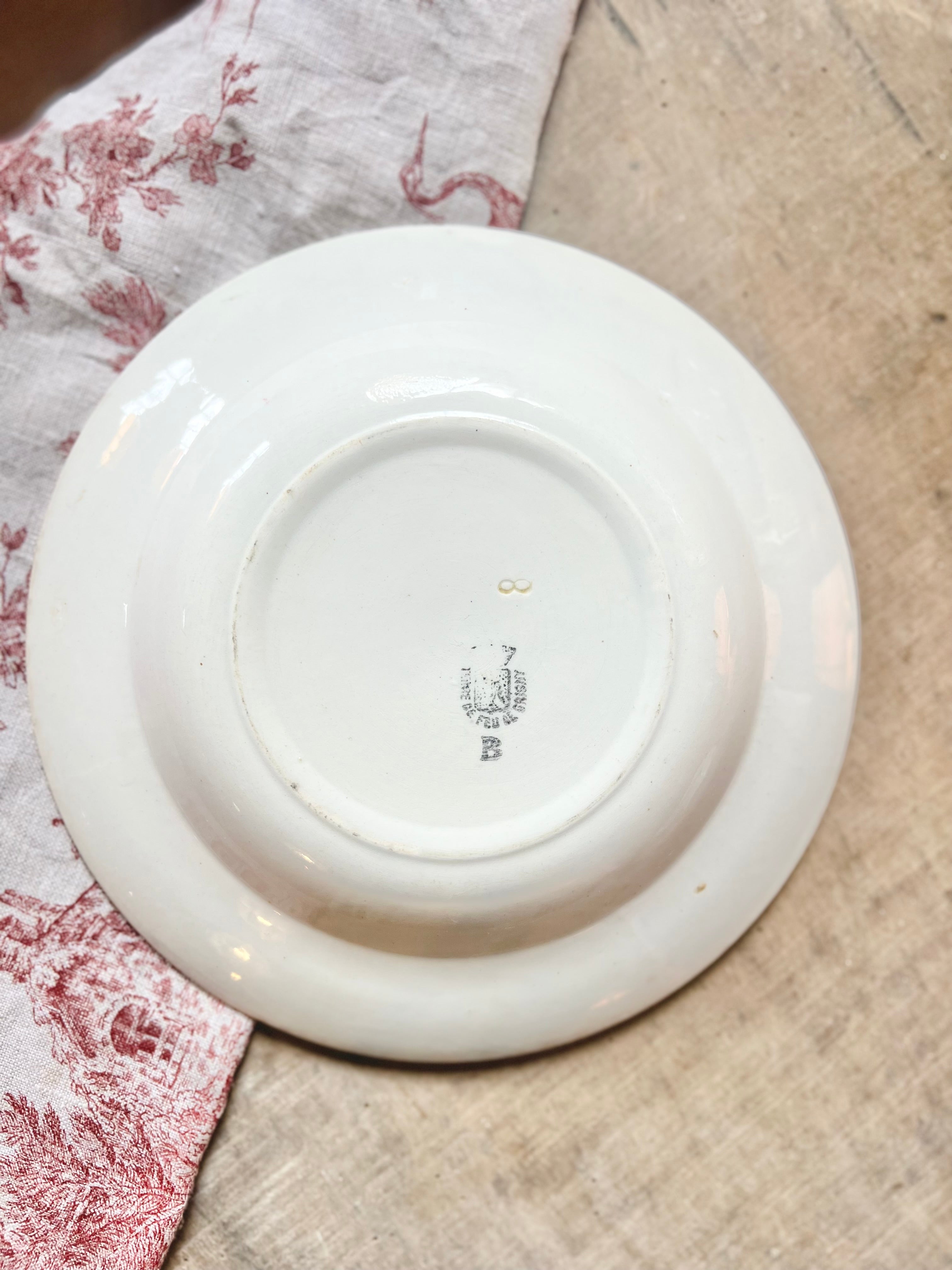 Plat creux en faïence de Grigny, terre de fer - Le boudoir luxe de Solenn