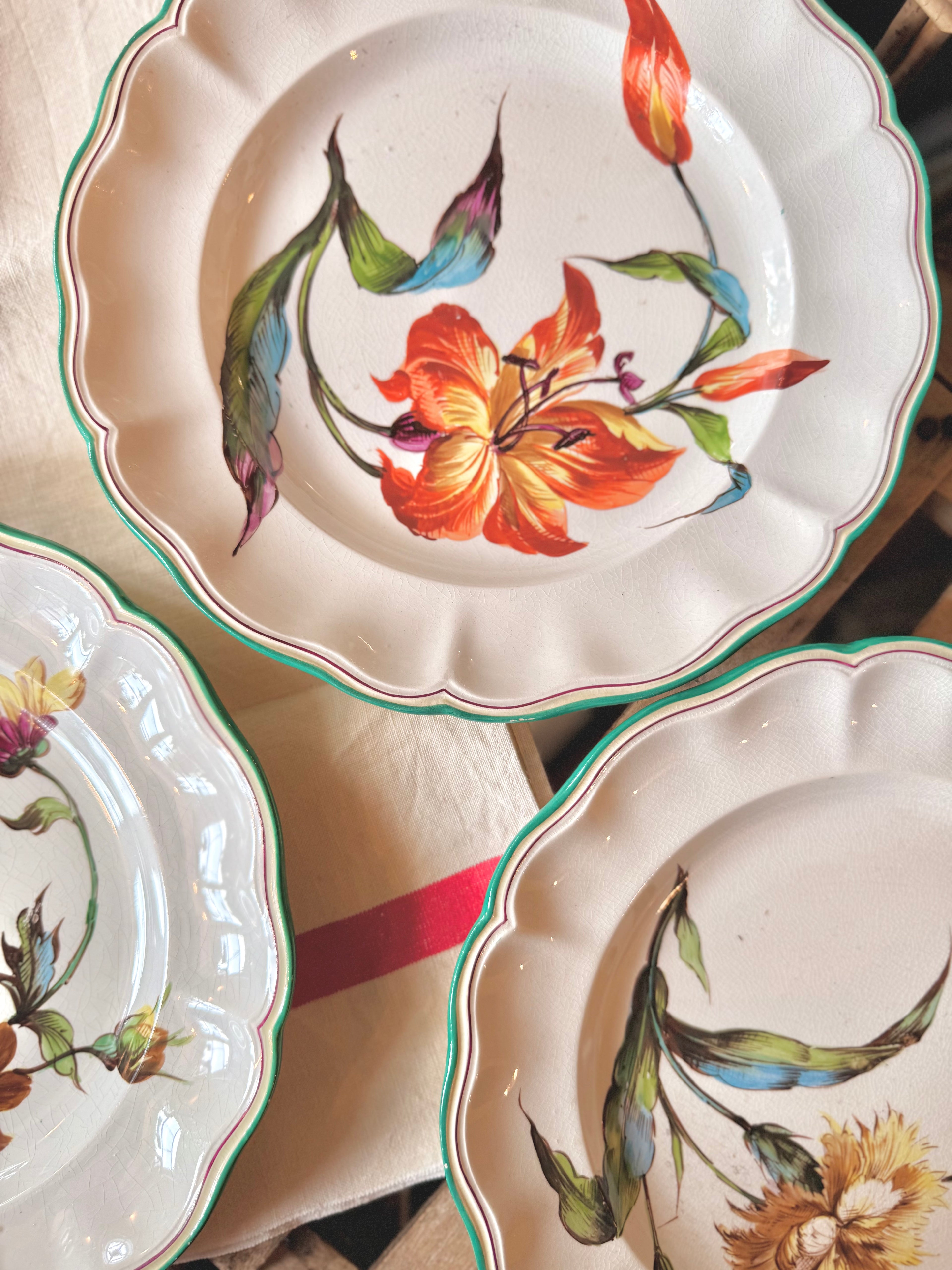 Assiette plate « lys » de Luneville, XIX ème, peinte à la main.