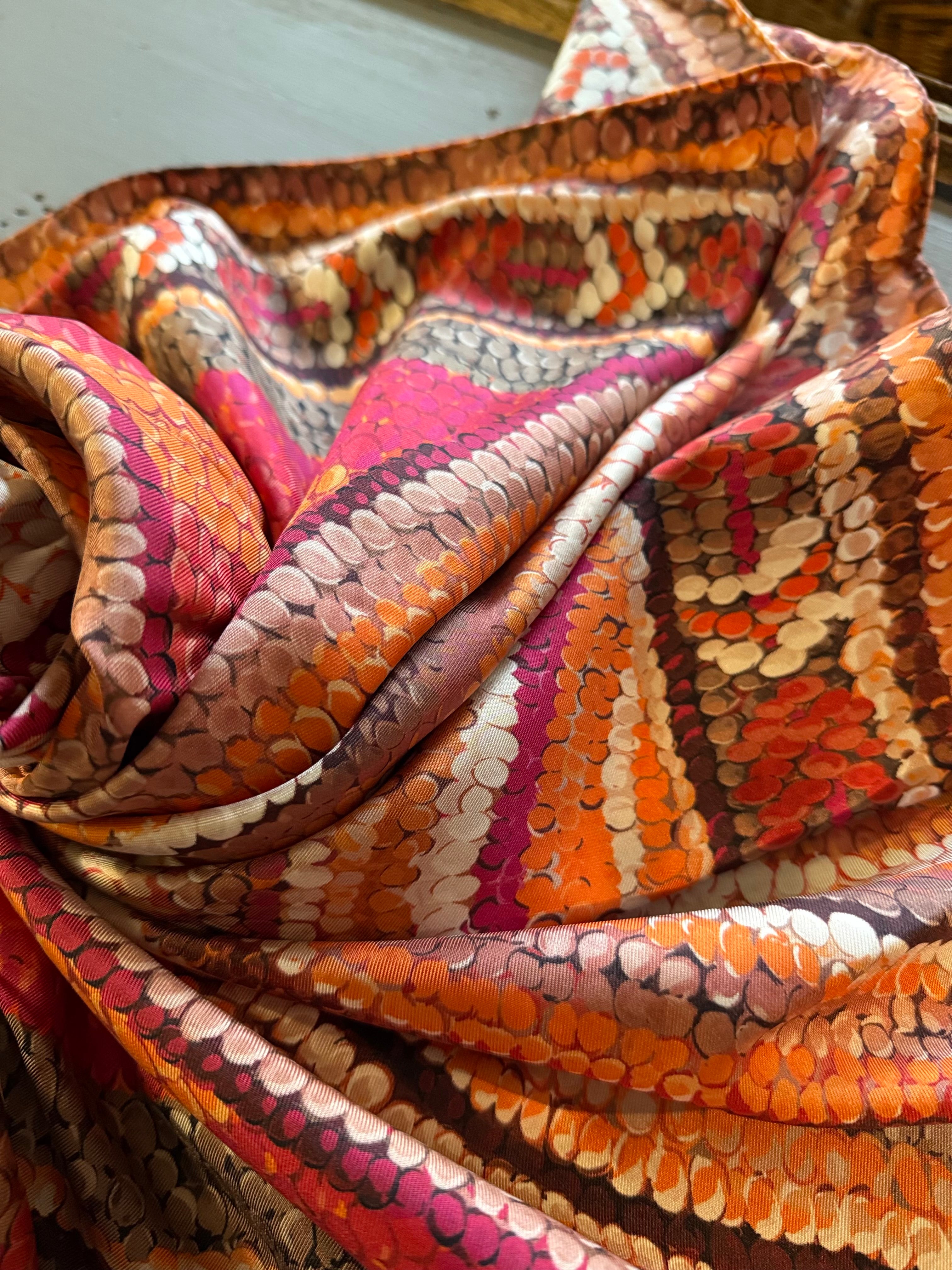 Foulard en soie Longchamp 90/90 - Le boudoir luxe de Solenn