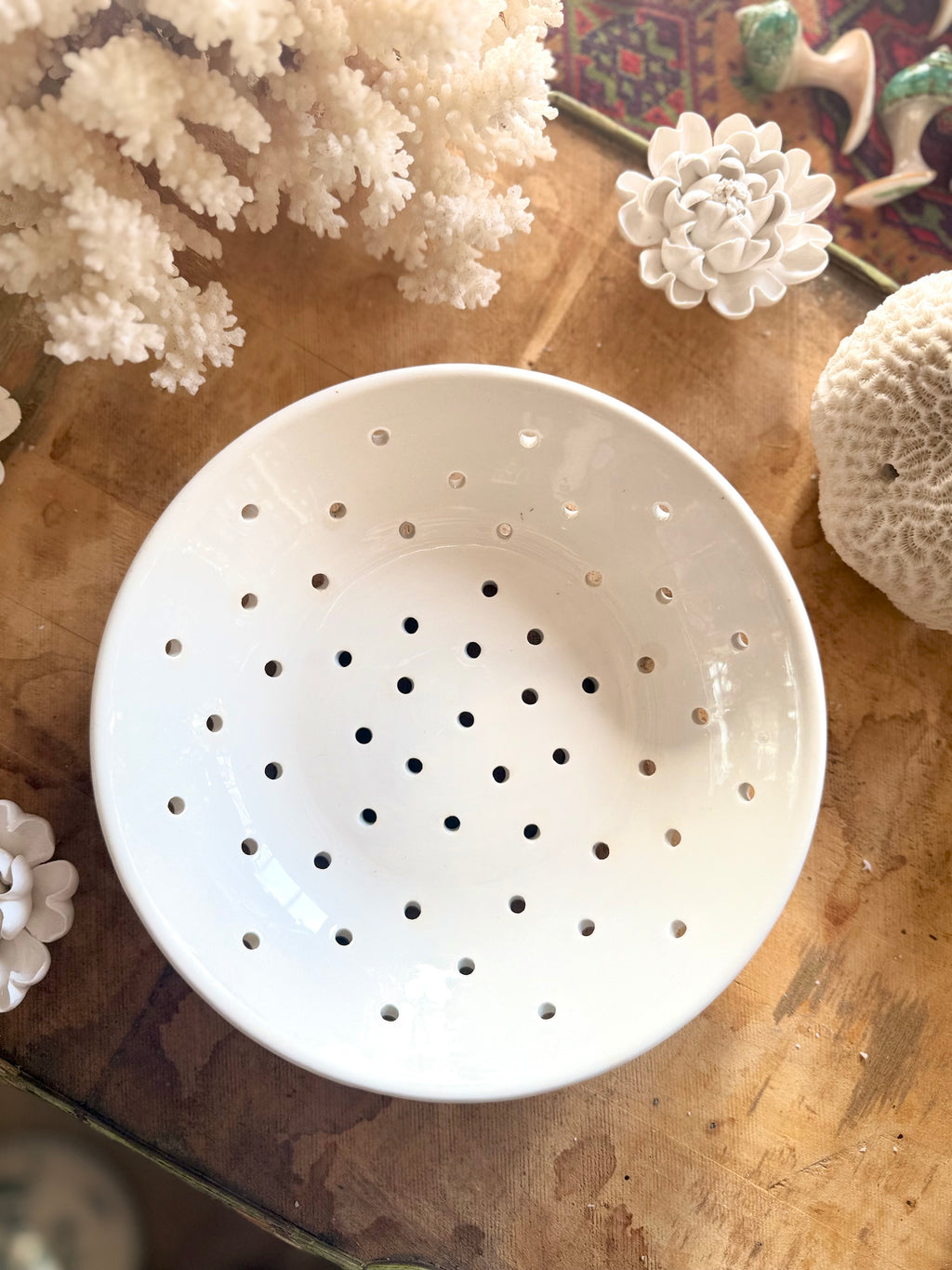 Assiette égouttoir de Digoin Sarreguemines - Le boudoir luxe de Solenn