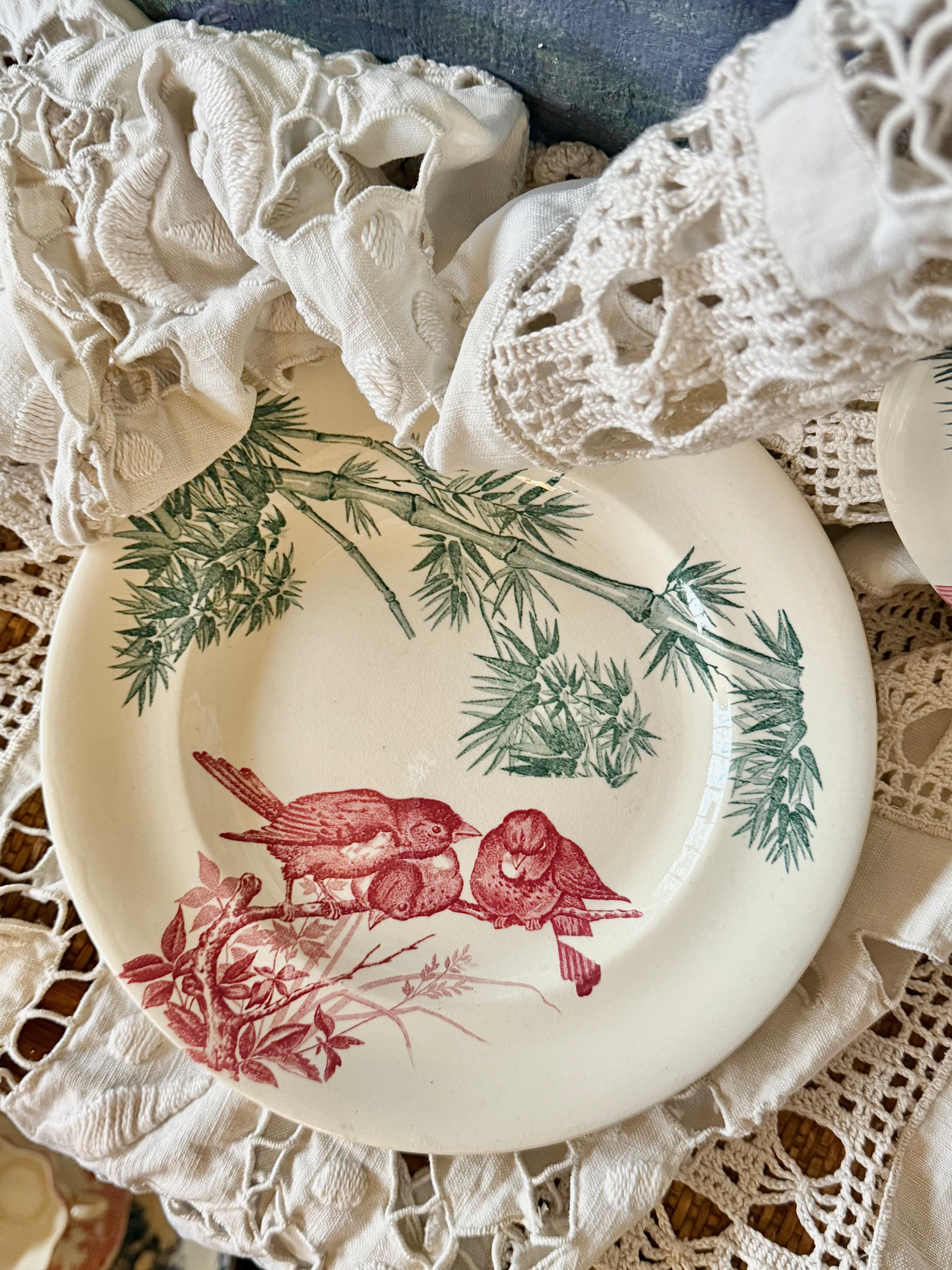 Assiette plate Longwy « oiseaux » en terre de fer - Le boudoir luxe de Solenn