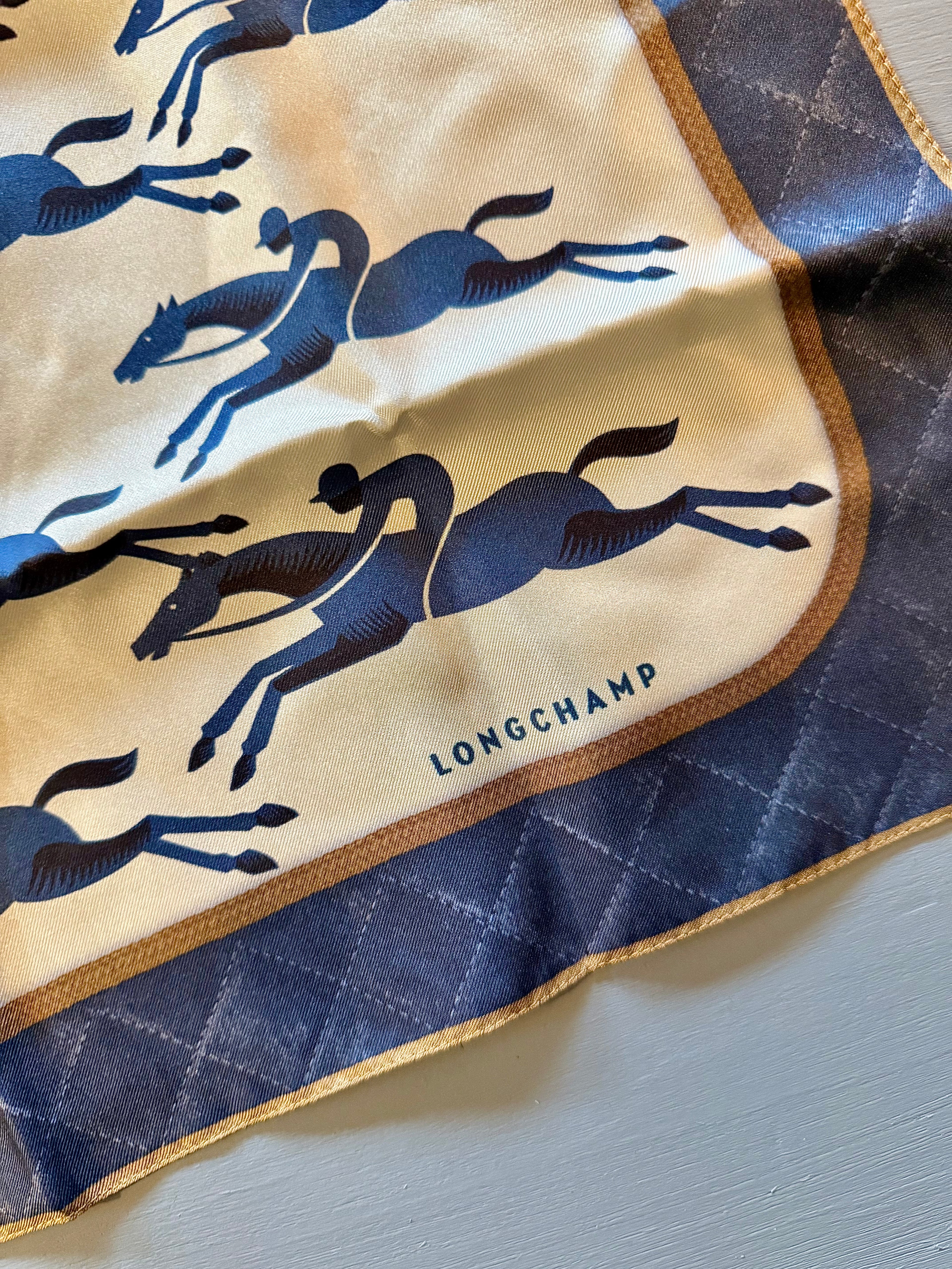 Foulard gavroche Longchamp en soie - Le boudoir luxe de Solenn
