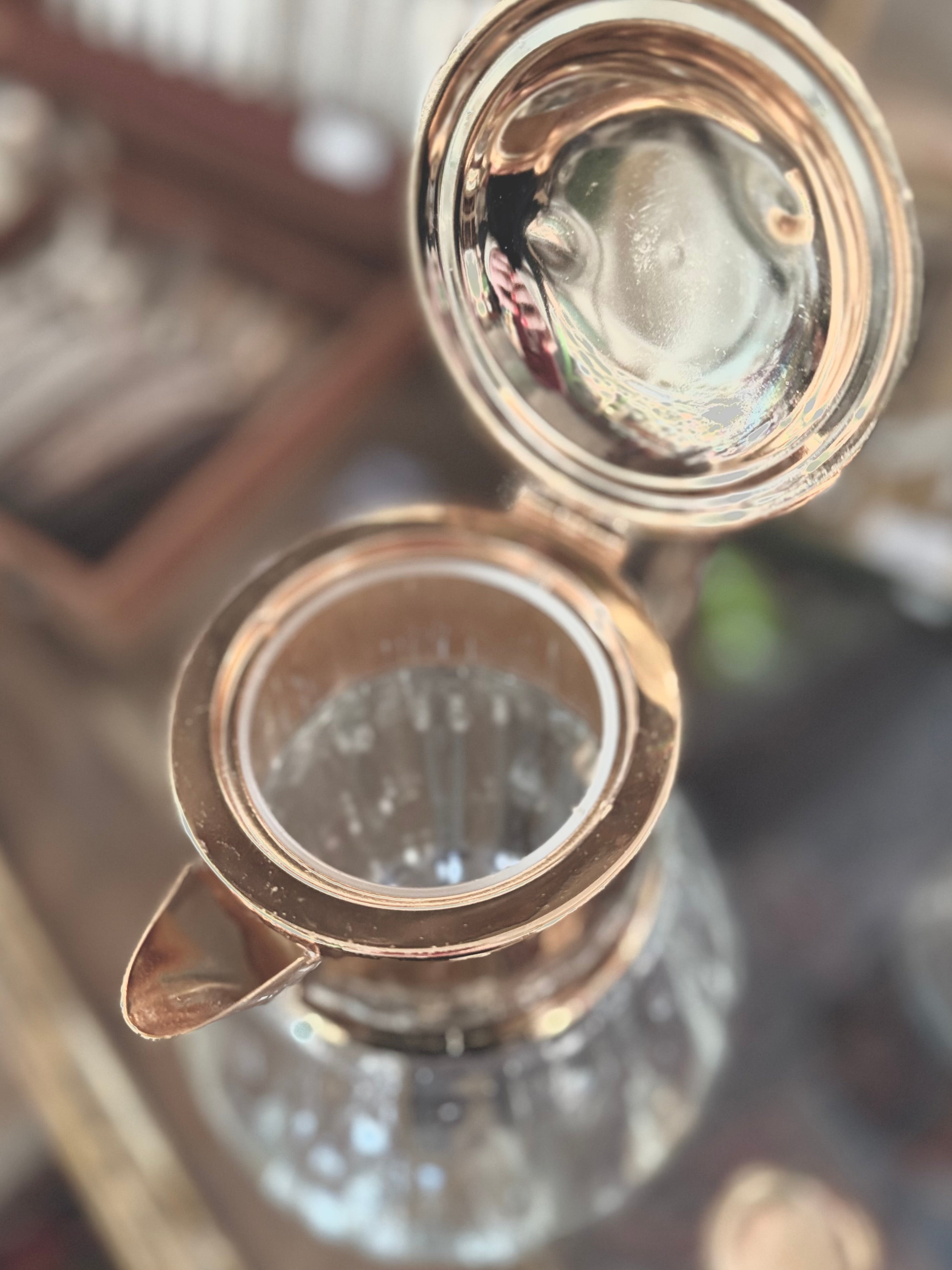 Broc vintage en cristal et métal doré - Le boudoir luxe de Solenn