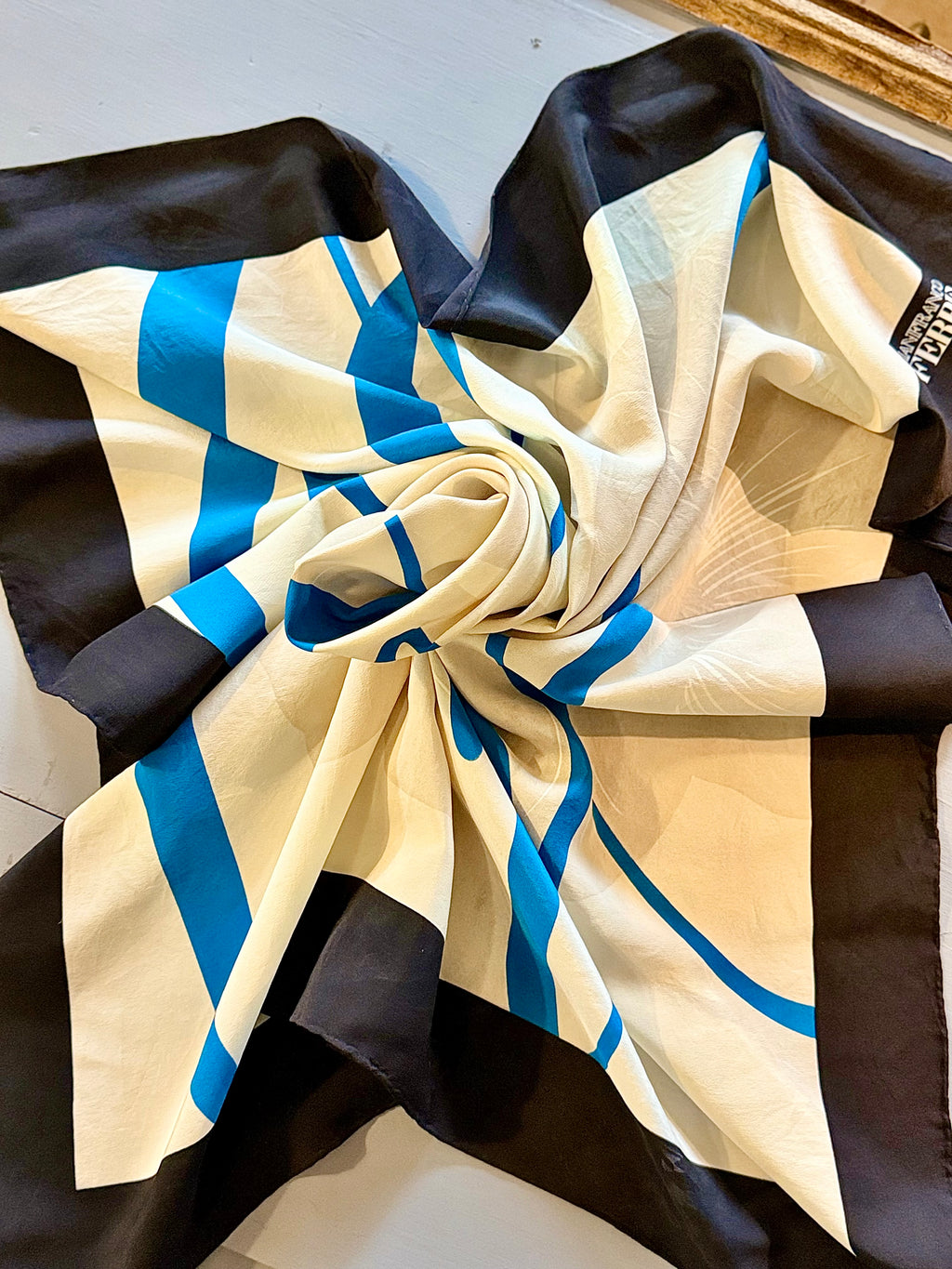 Foulard en soie vintage de Gianfranco Ferre - Le boudoir luxe de Solenn