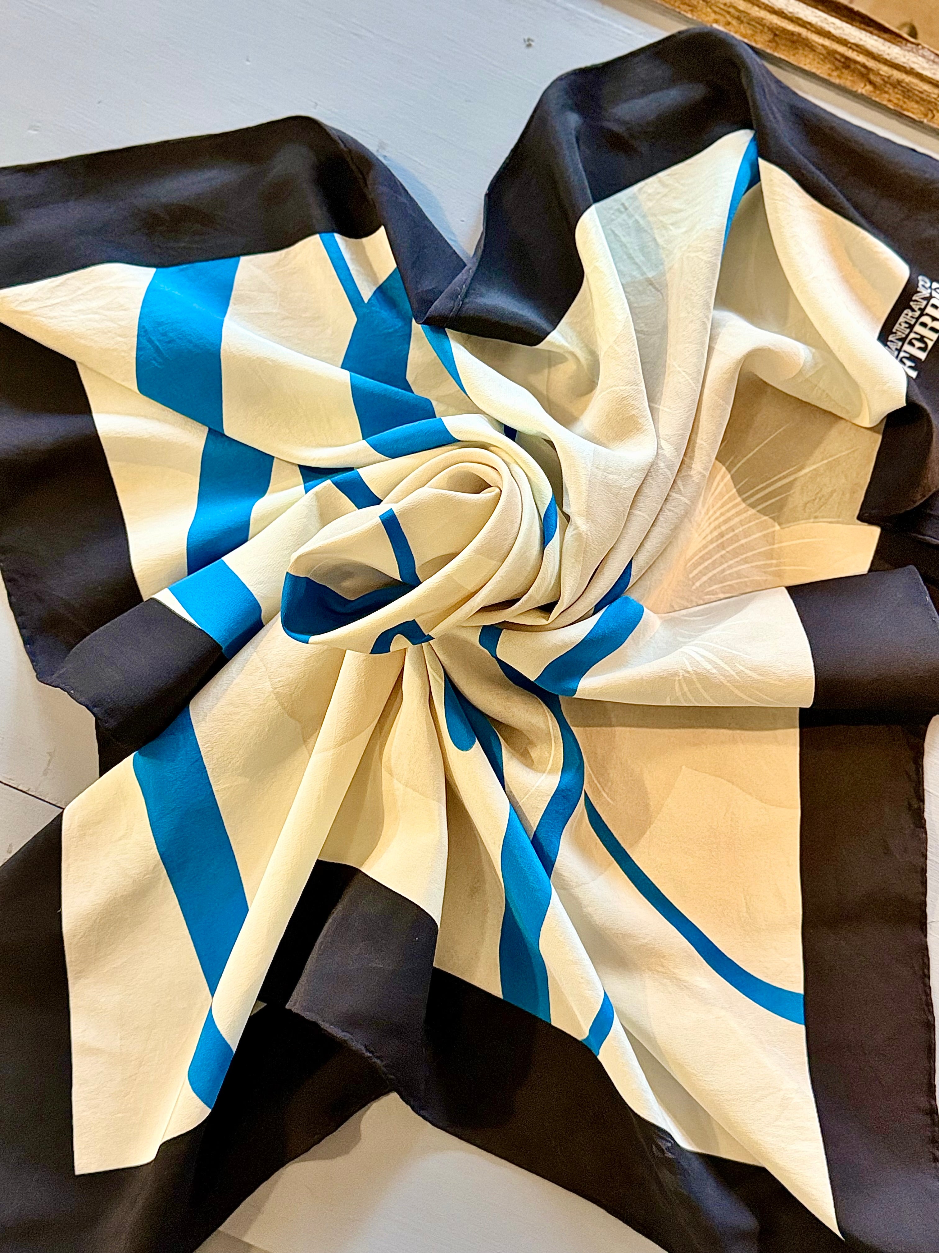 Foulard en soie vintage de Gianfranco Ferre - Le boudoir luxe de Solenn