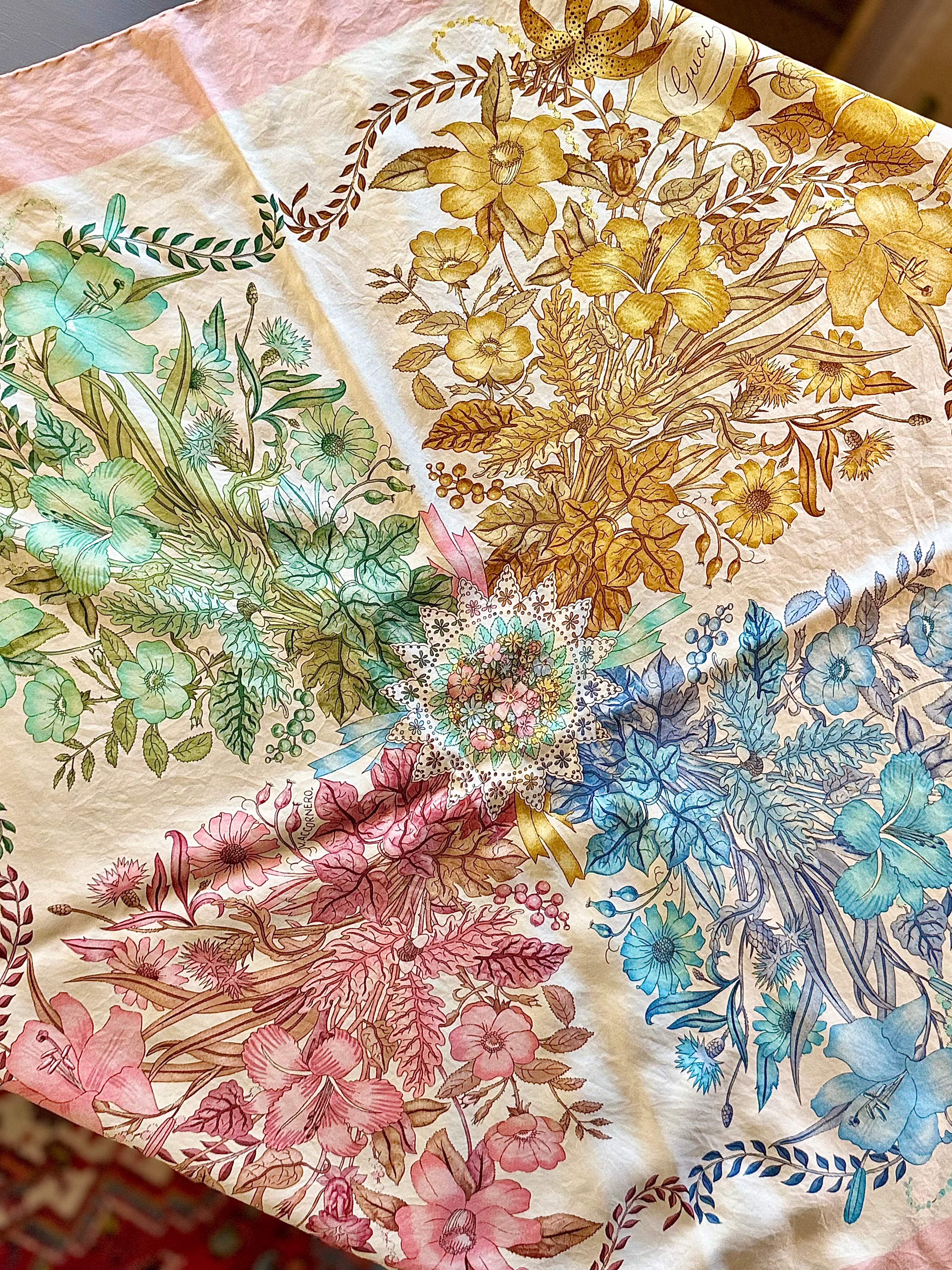 Foulard Gucci en soie, années 80. - Le boudoir luxe de Solenn