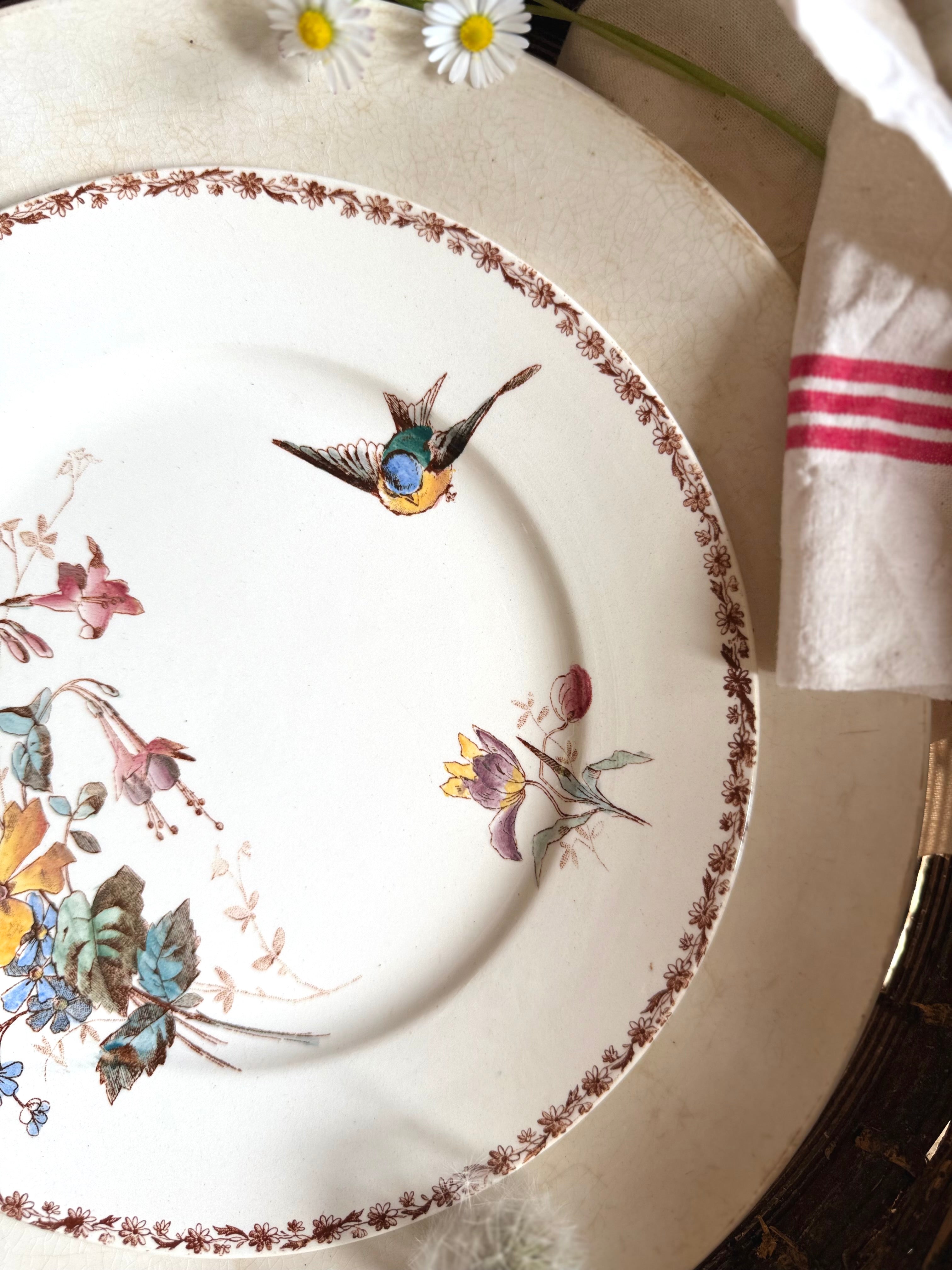 Assiette plate (N8) de Choisy Le Roi, polychrome en terre de fer