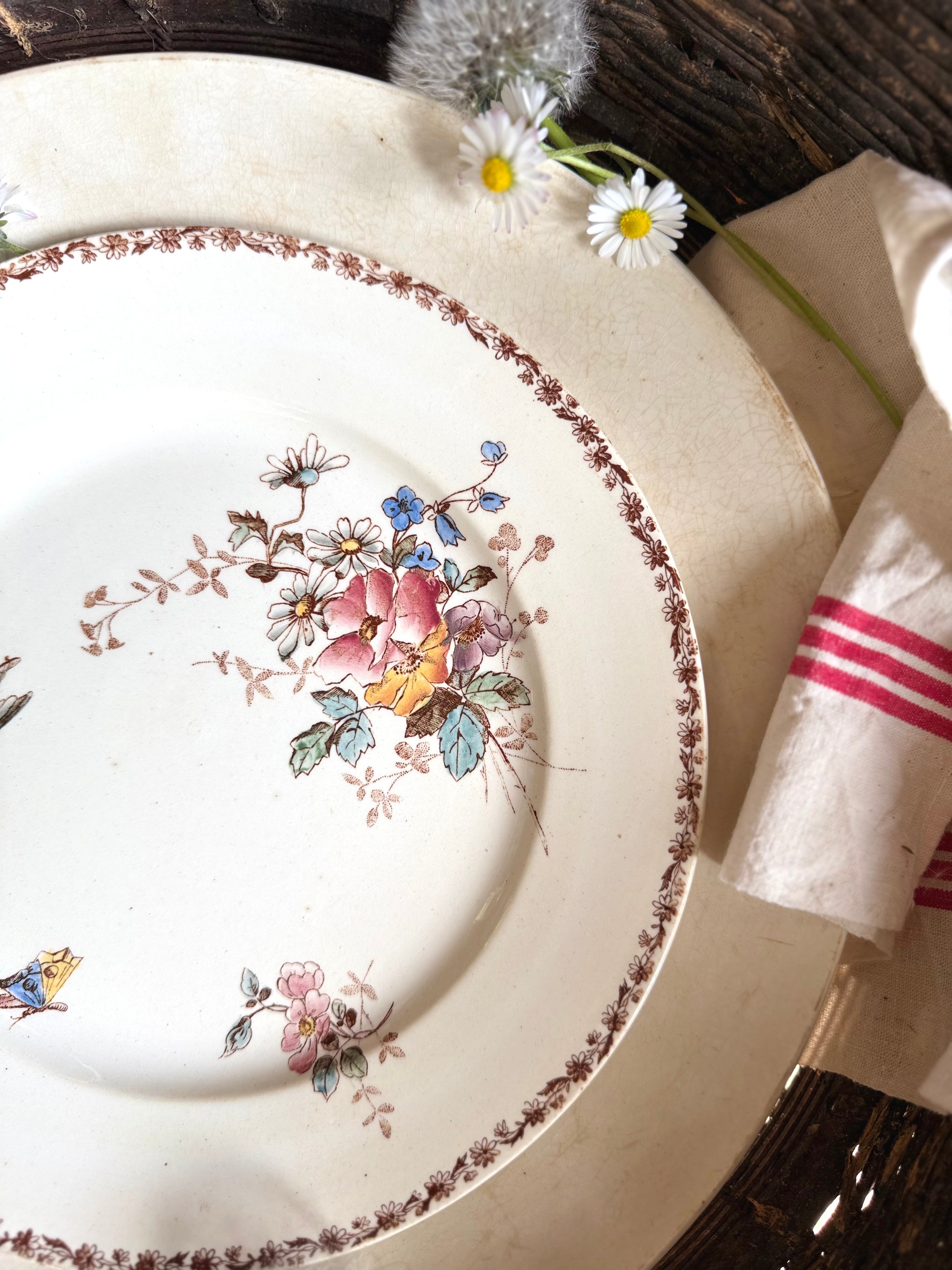 Assiette plate (N6) de Choisy Le Roi, polychrome en terre de fer