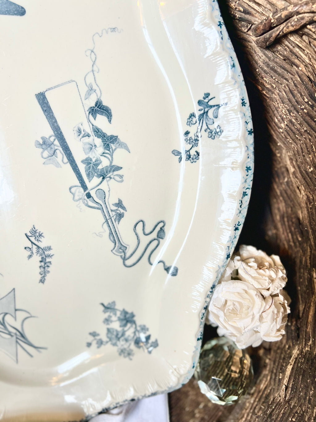 Plat Choisy Le Roi en terre de fer. - Le boudoir luxe de Solenn