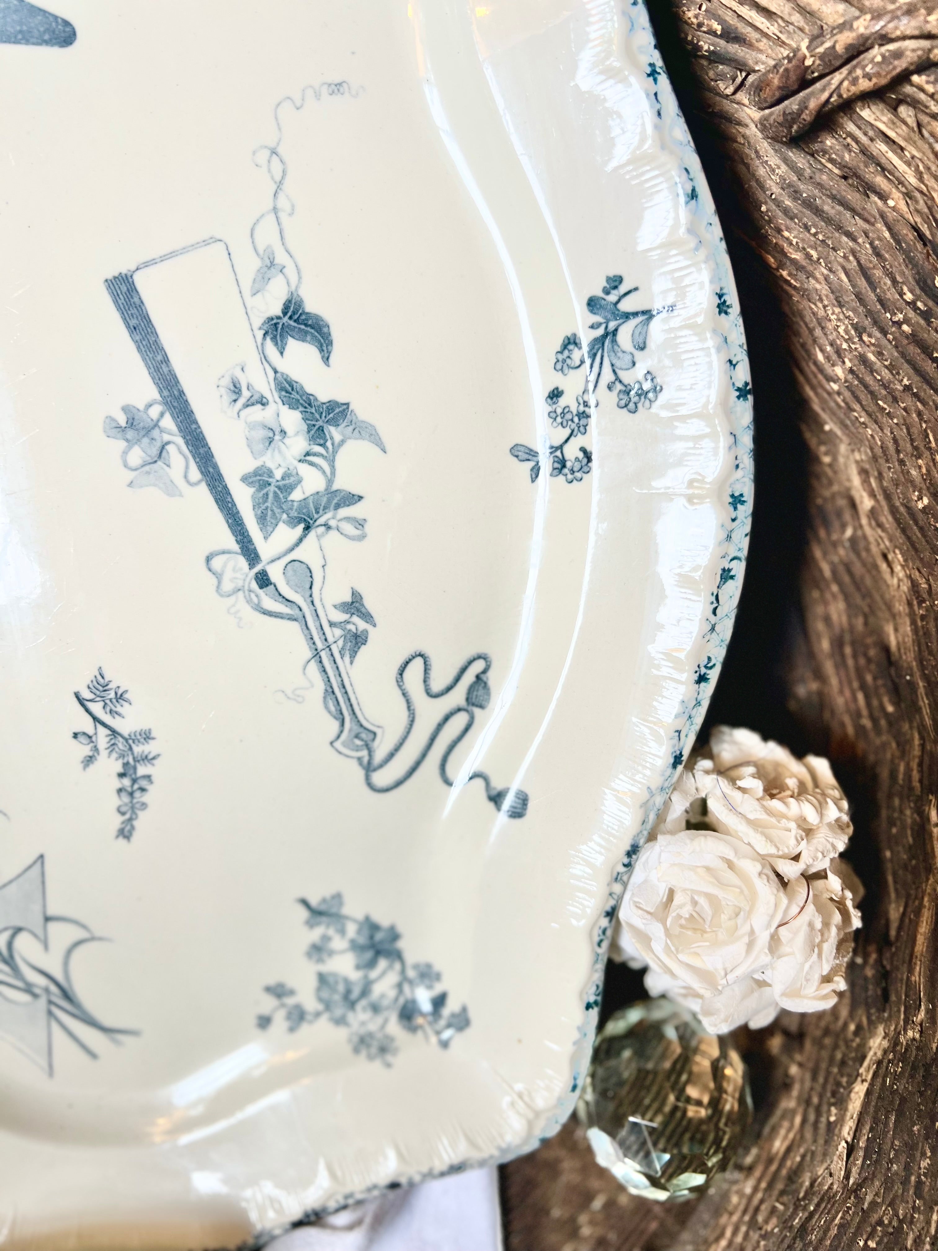 Plat Choisy Le Roi en terre de fer. - Le boudoir luxe de Solenn