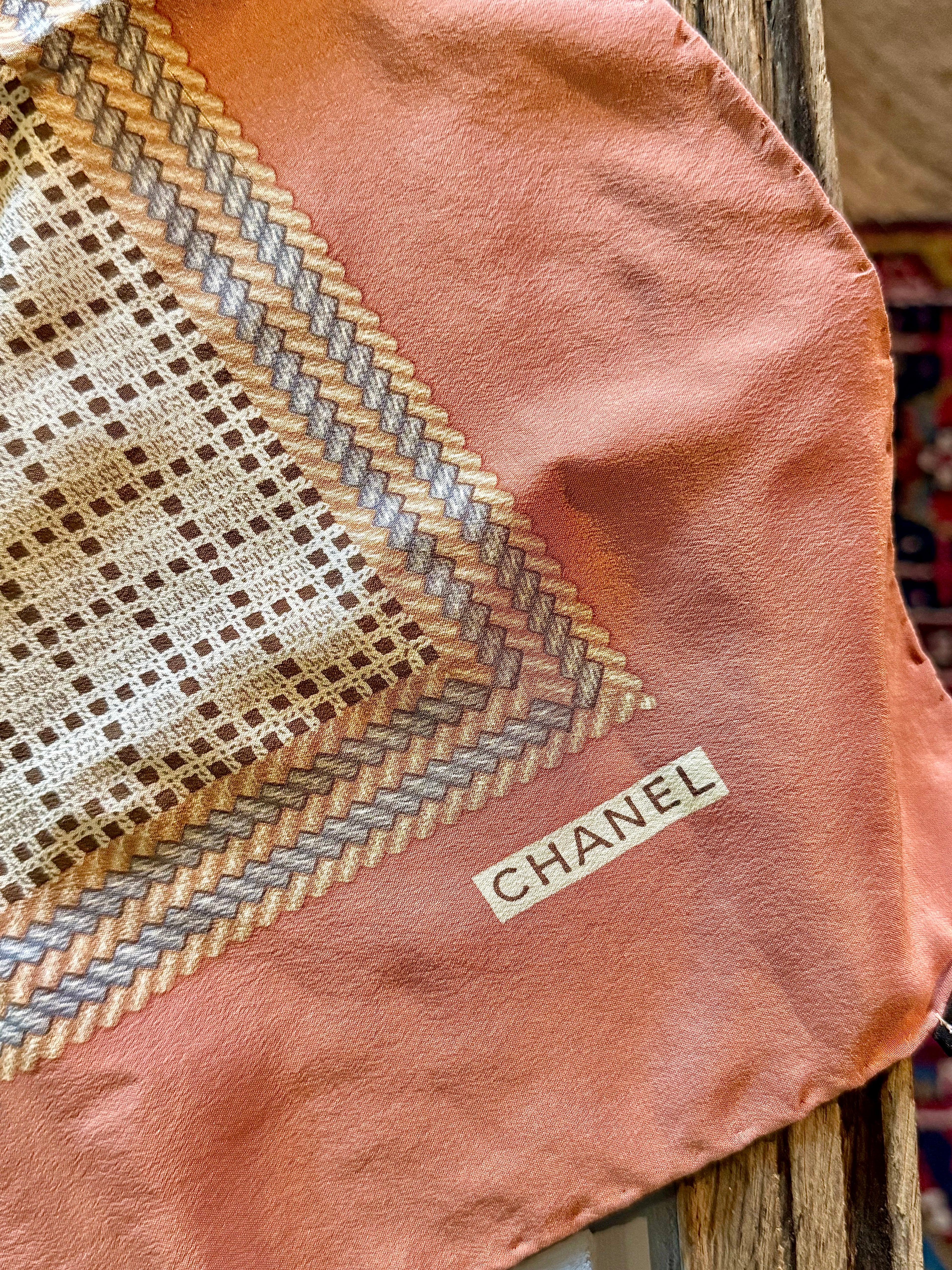 Foulard Chanel en soie années 70. - Le boudoir luxe de Solenn