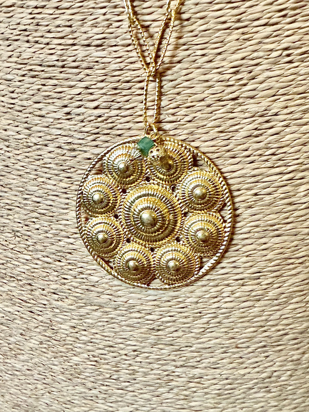 Sautoir coquillages en plaqué or et jade. - Le boudoir luxe de Solenn