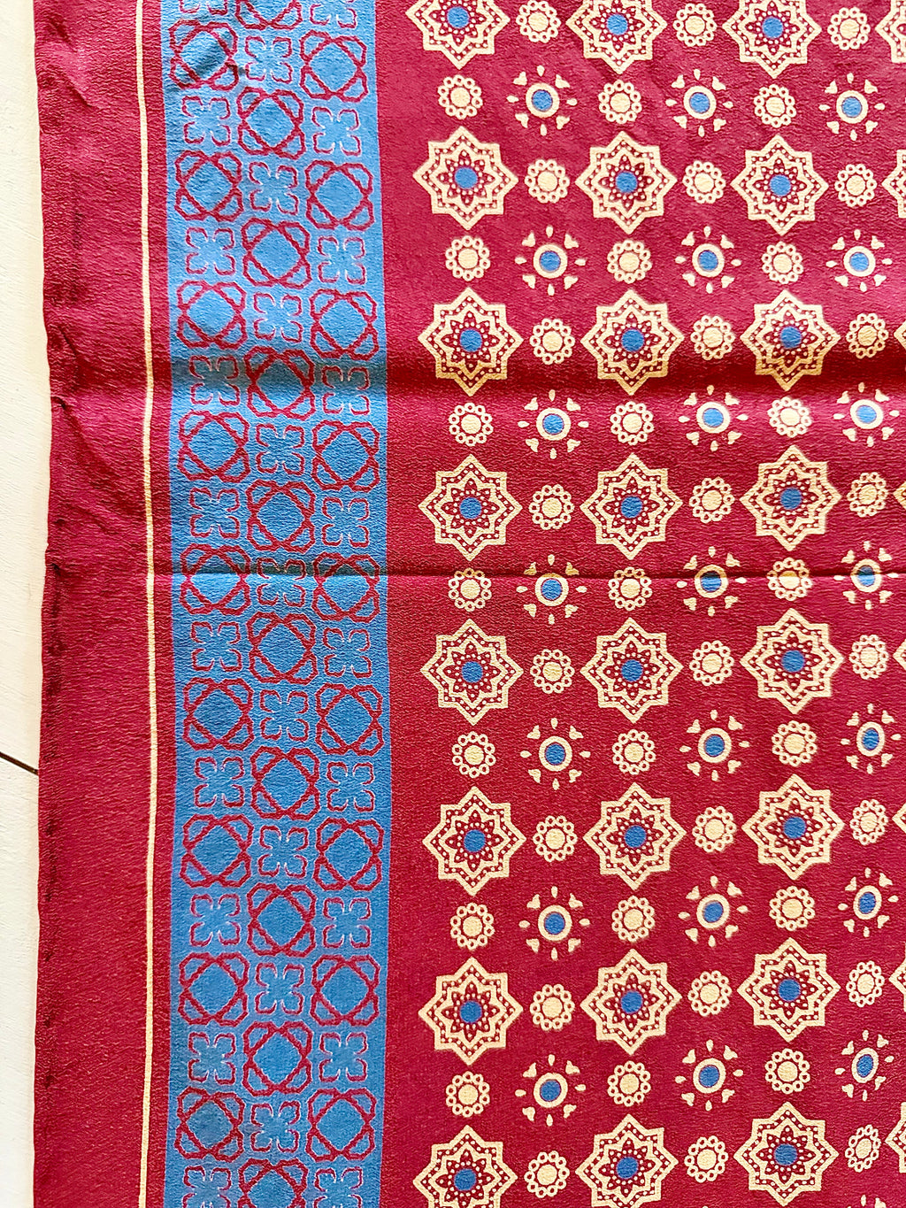 Foulard gavroche Yves Saint Laurent en soie - Le boudoir luxe de Solenn