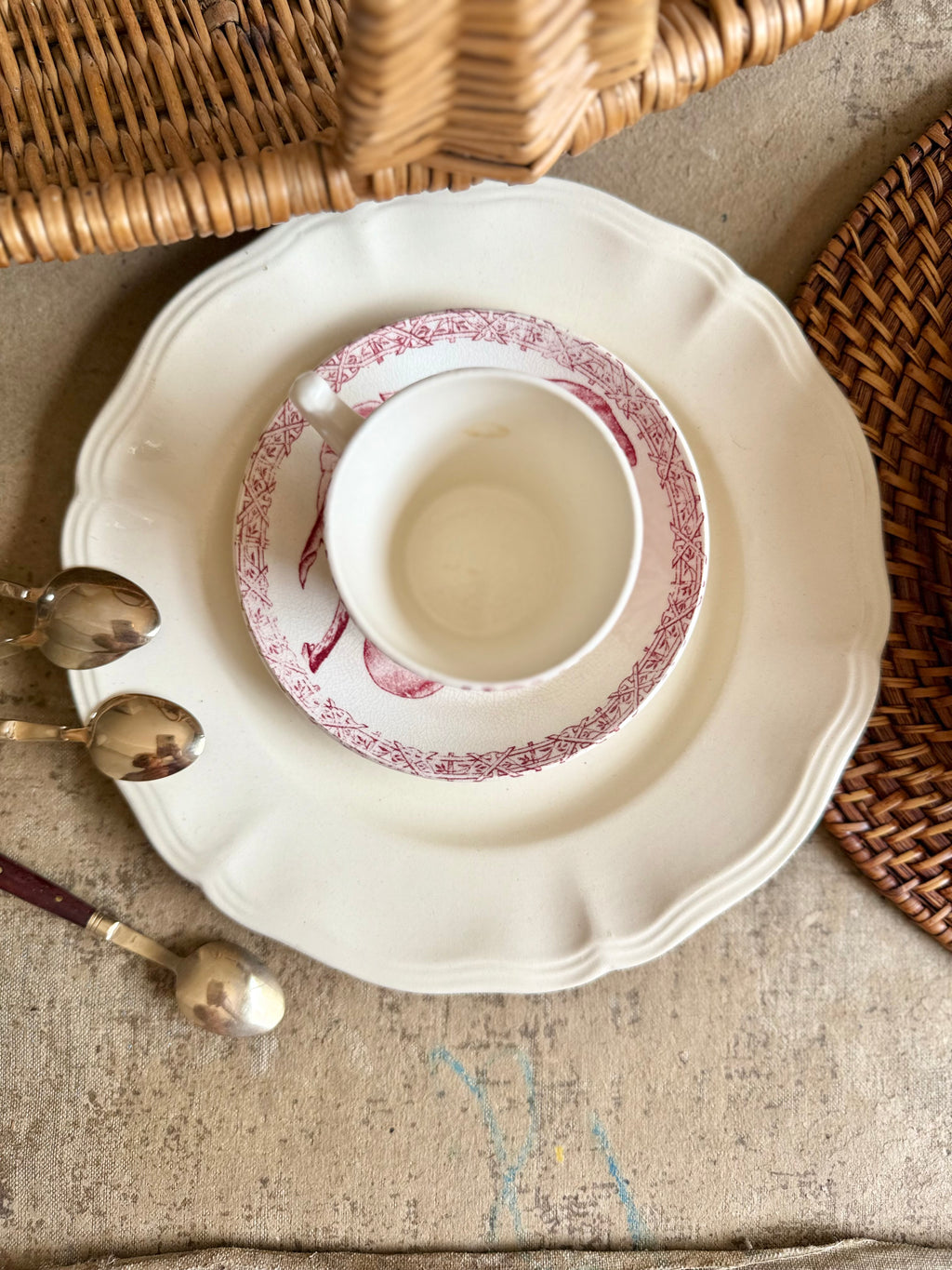 Tasse et sous-tasse, terre de fer rose, Choisy Le Roi