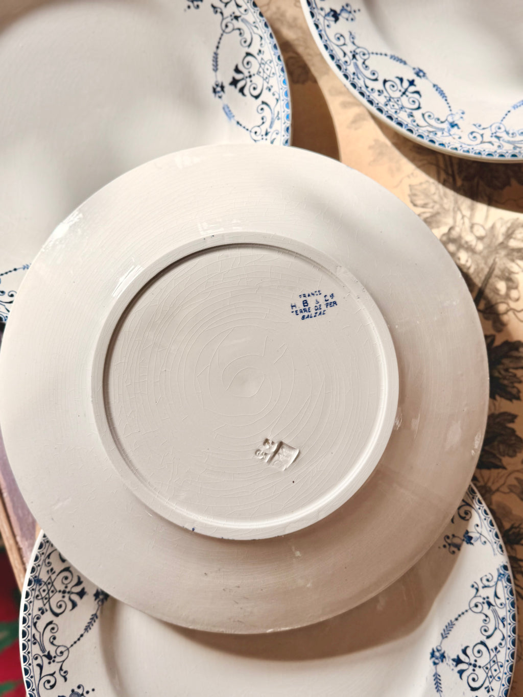 Assiettes plates « Balzac » Choisy le Roi, terre de fer. - Le boudoir luxe de Solenn