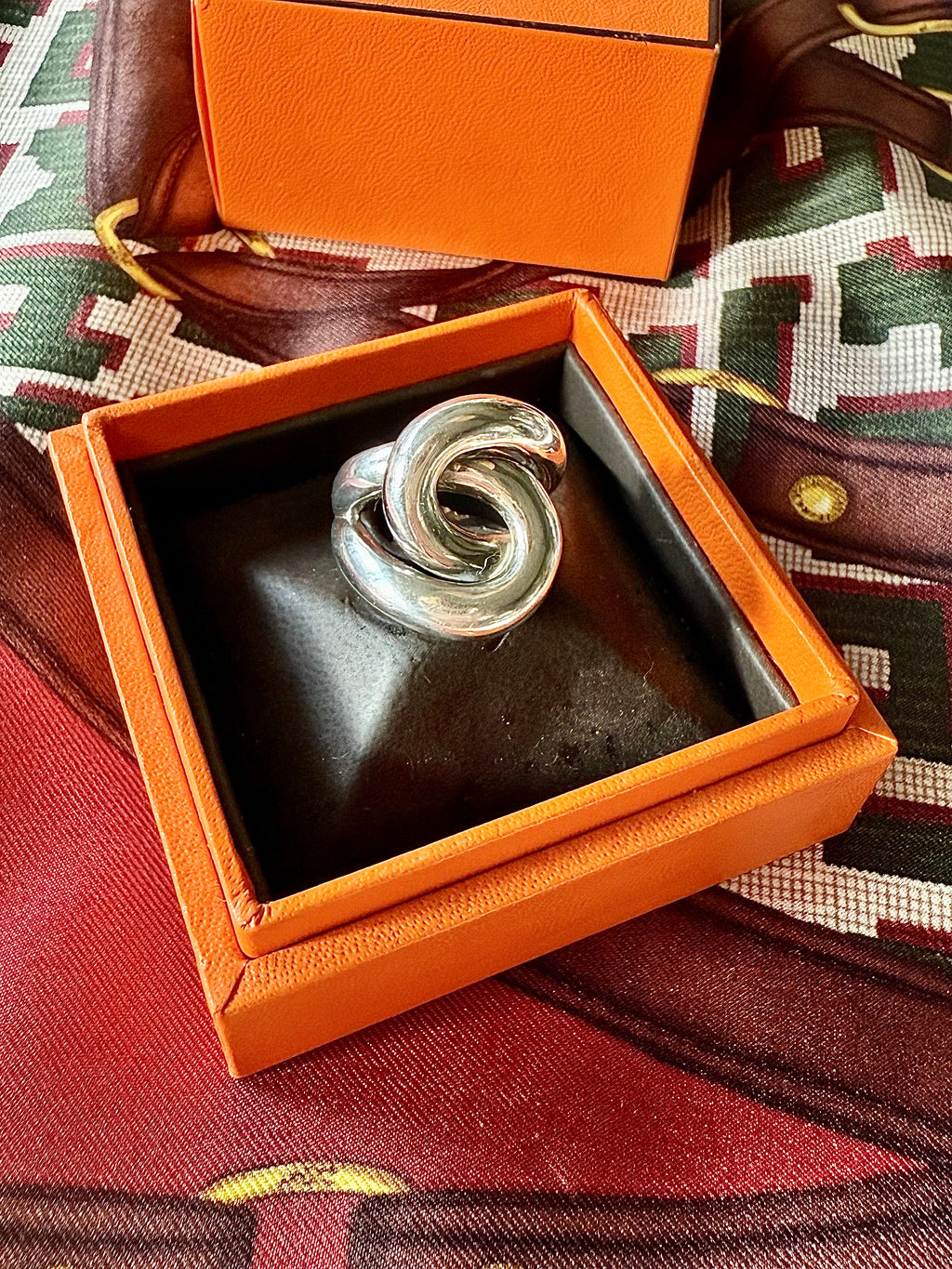 Bague en argent, forme de noeud - Le boudoir luxe de Solenn