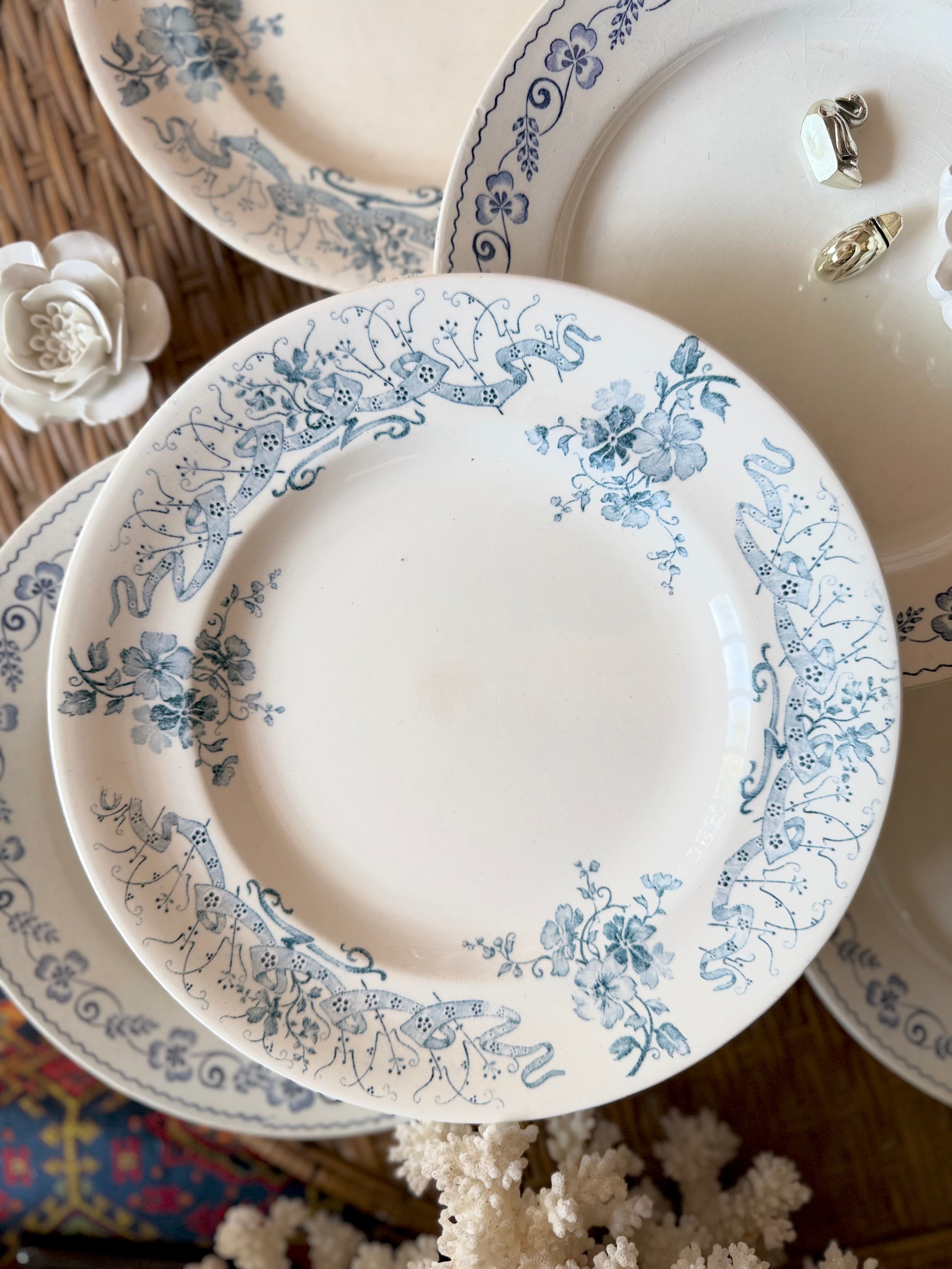 Assiettes plates en terre de fer dépareillées