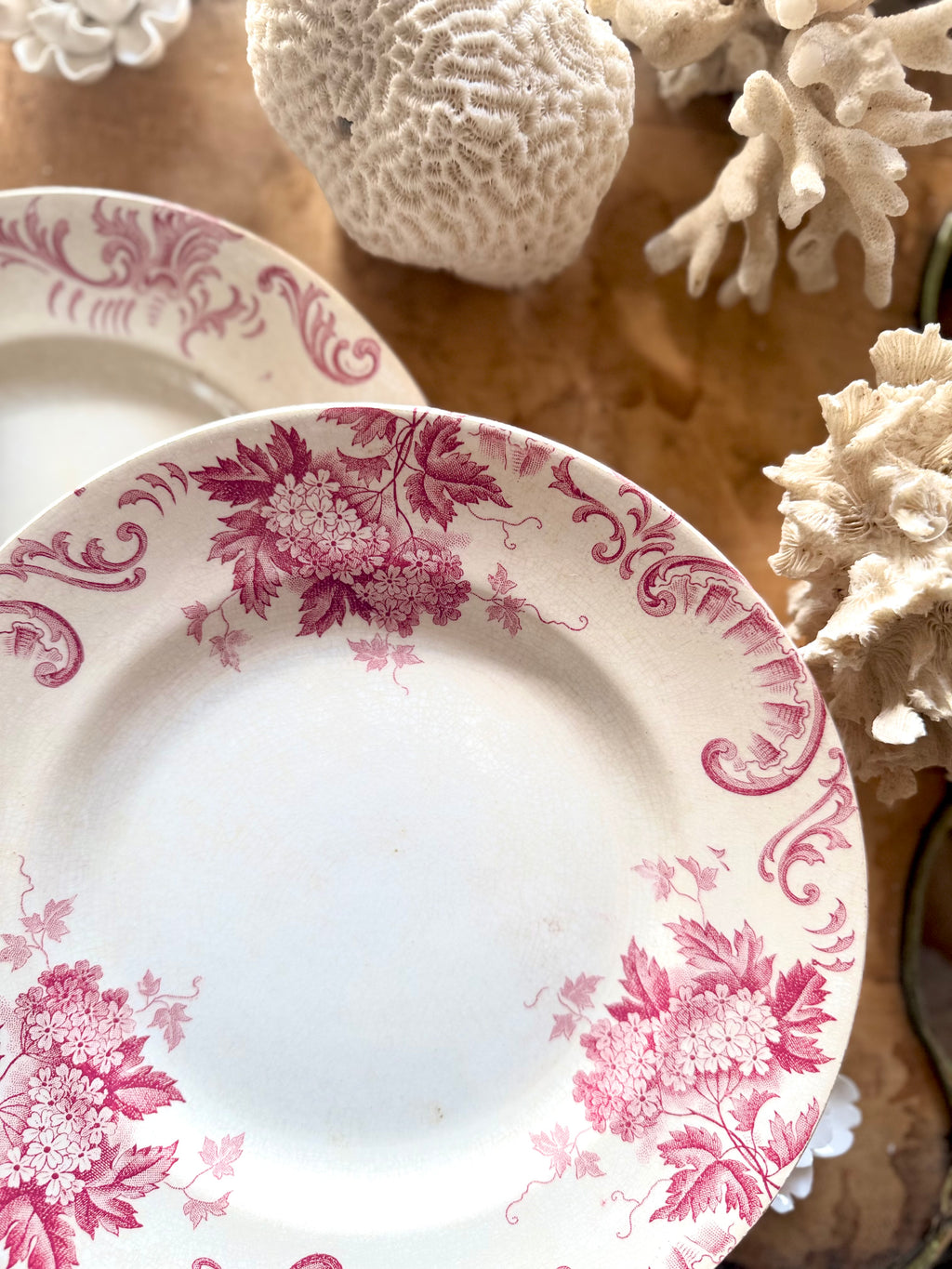 Petites assiettes terre de fer « boule de neige » de Saint Amand - Le boudoir luxe de Solenn