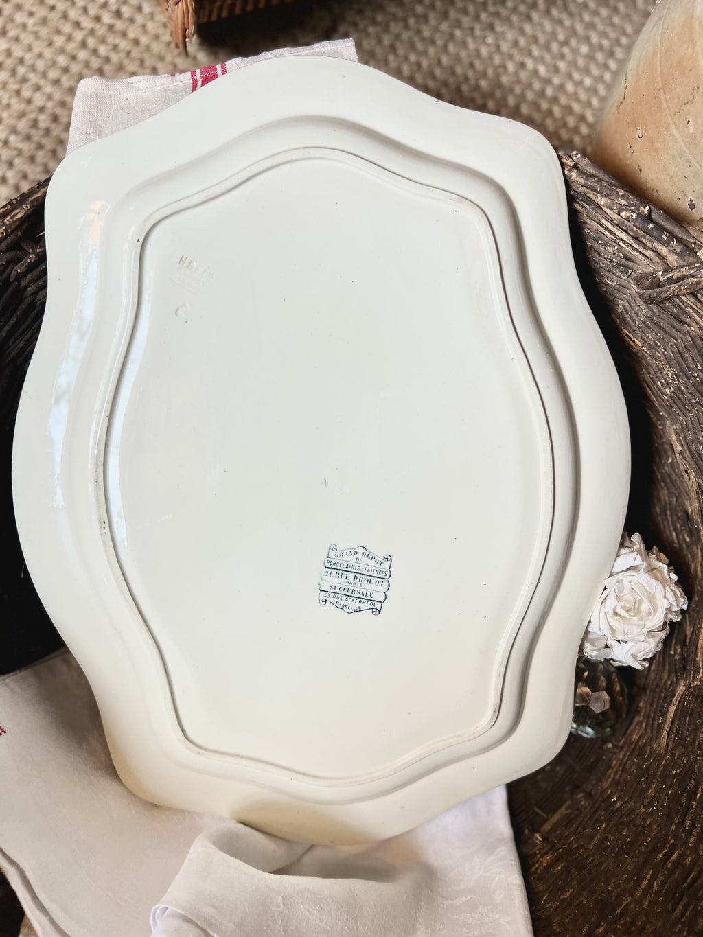 Plat Choisy Le Roi en terre de fer. - Le boudoir luxe de Solenn