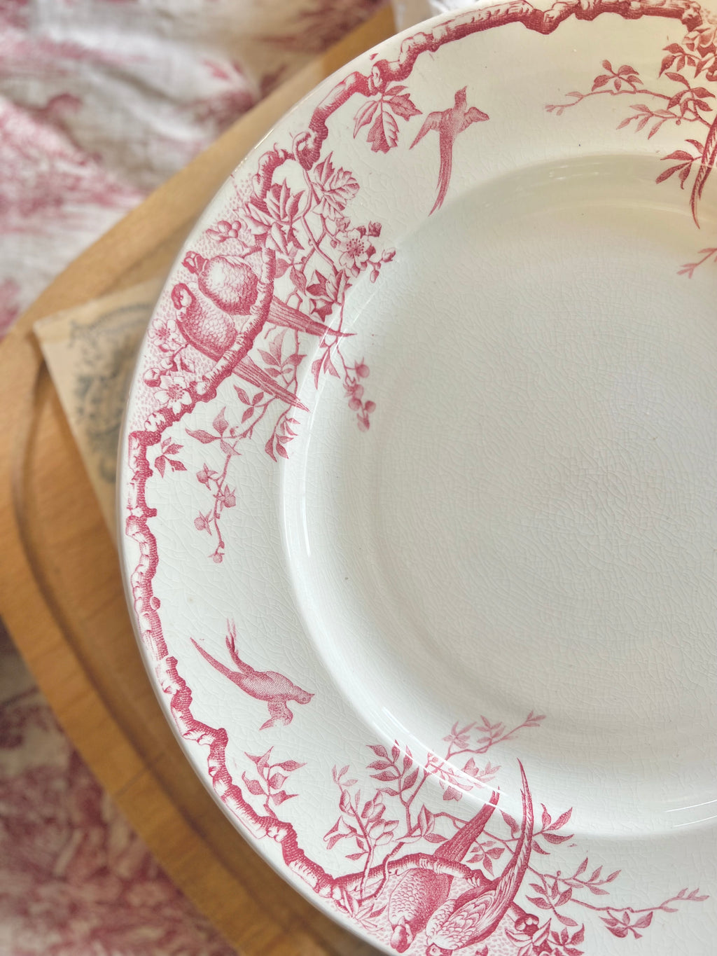 Grand plat rond « Rambouillet » de Luneville, terre de fer - Le boudoir luxe de Solenn