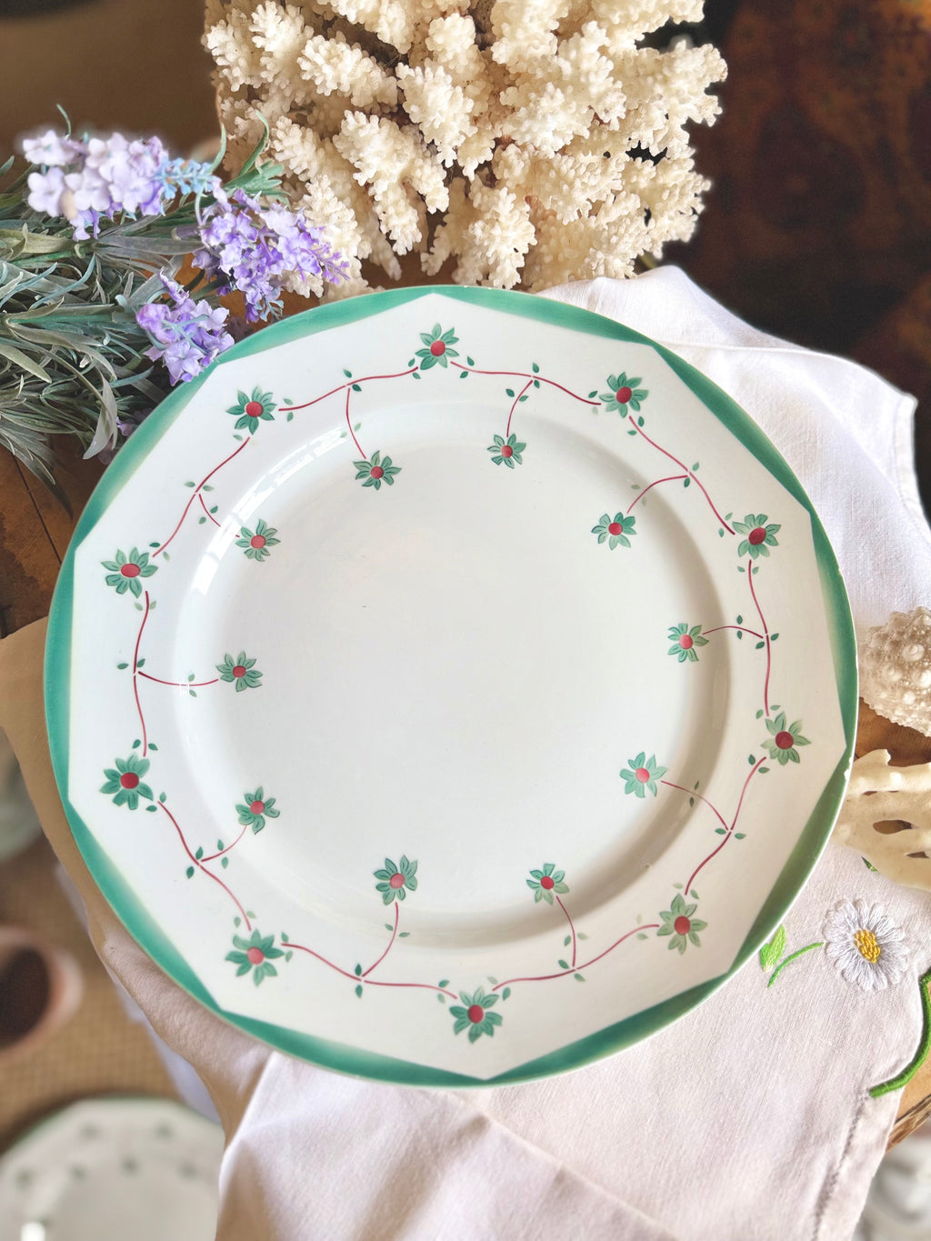 Plat rond moyen de Creil et Montereau «Francine » - Le boudoir luxe de Solenn