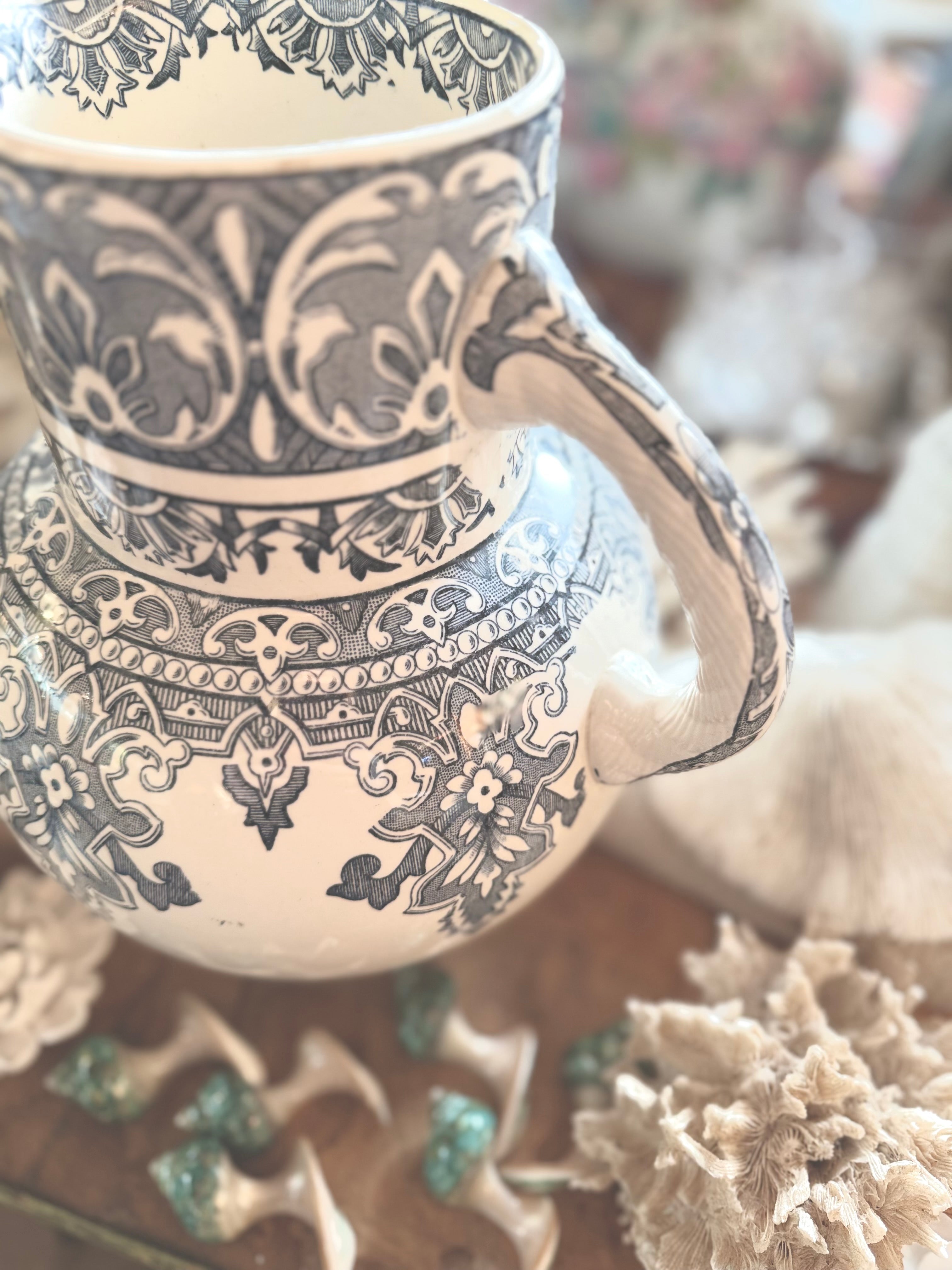 Broc en terre de fer de Longchamp - Le boudoir luxe de Solenn