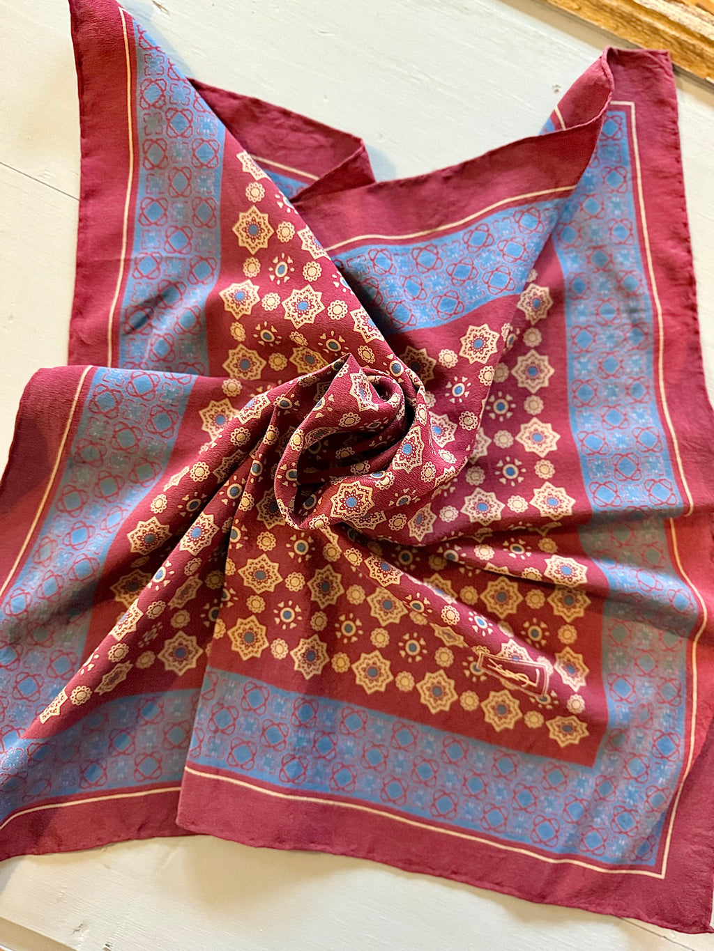Foulard gavroche Yves Saint Laurent en soie - Le boudoir luxe de Solenn