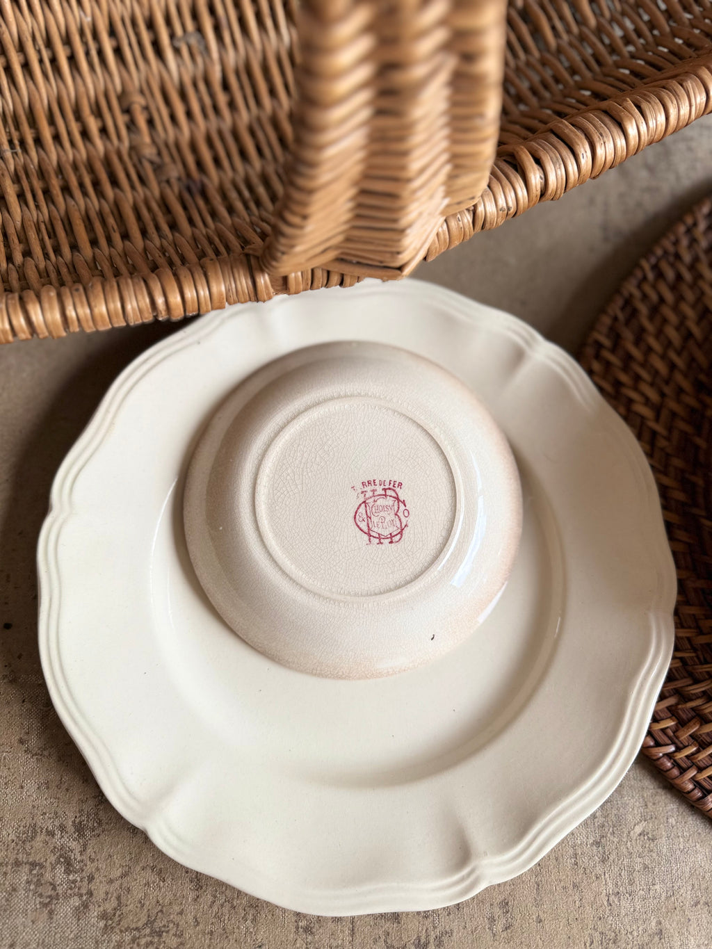 Tasse et sous-tasse, terre de fer rose, Choisy Le Roi