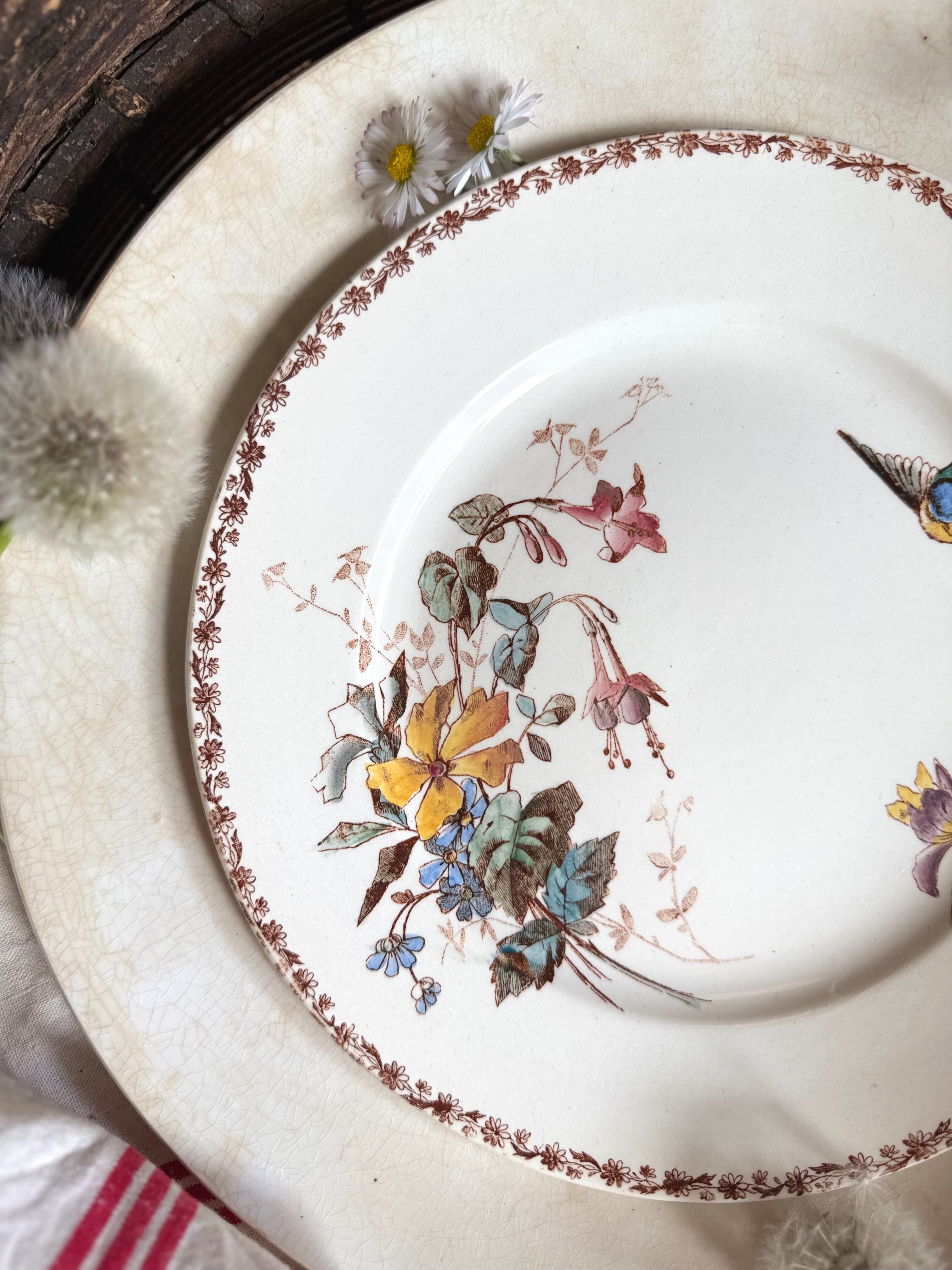 Assiette plate (N8) de Choisy Le Roi, polychrome en terre de fer