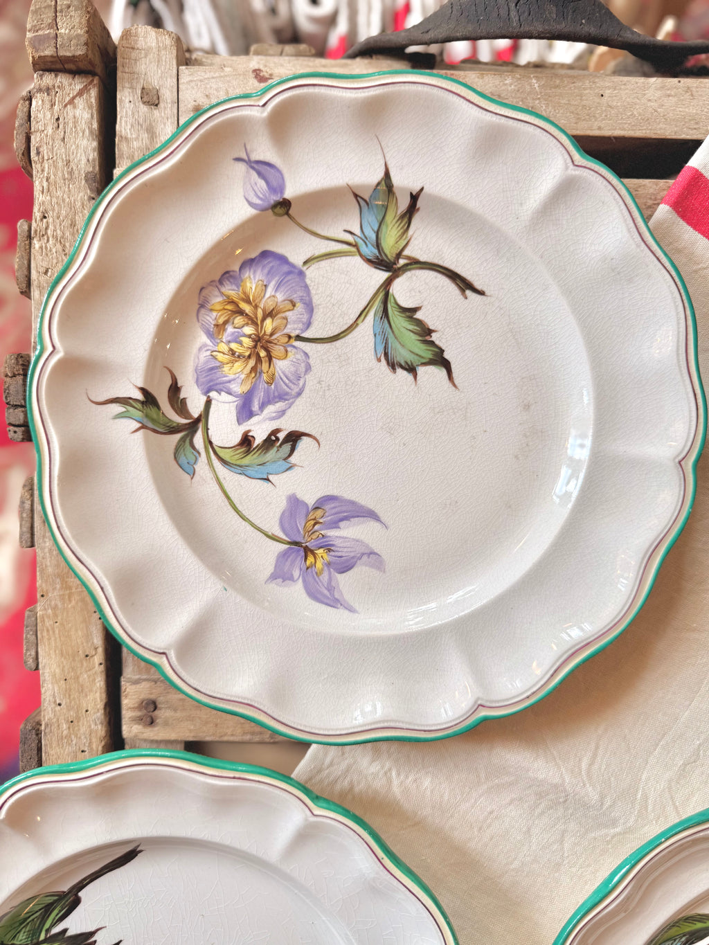 Assiette plate « pavots » de Luneville, XIX ème, peinte à la main.