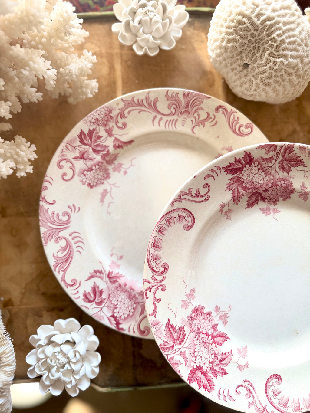 Petites assiettes terre de fer « boule de neige » de Saint Amand - Le boudoir luxe de Solenn