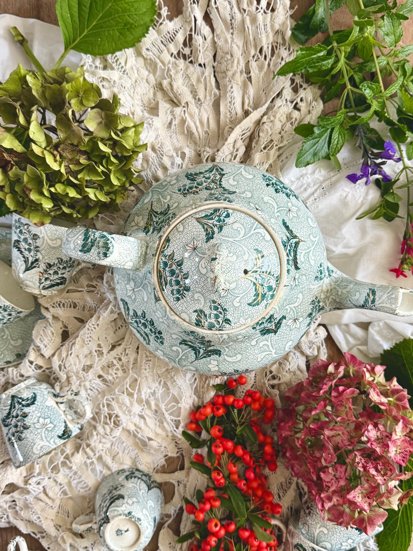 Théière Creil et Montereau, « Muguet ».