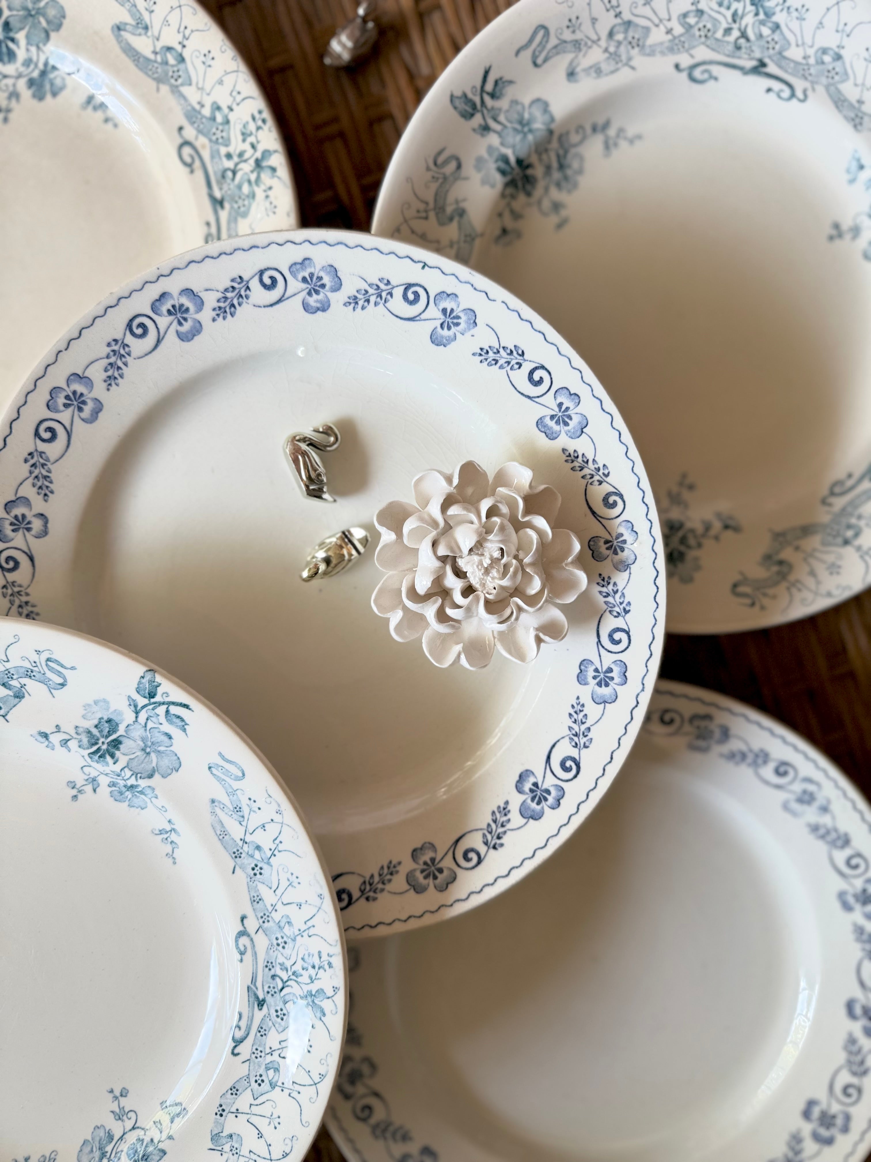 Assiettes plates en terre de fer dépareillées