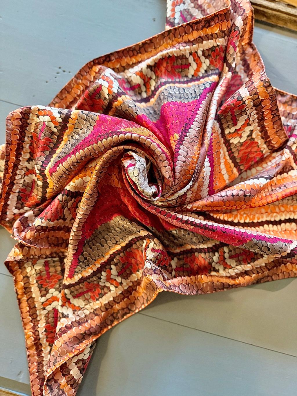 Foulard en soie Longchamp 90/90 - Le boudoir luxe de Solenn