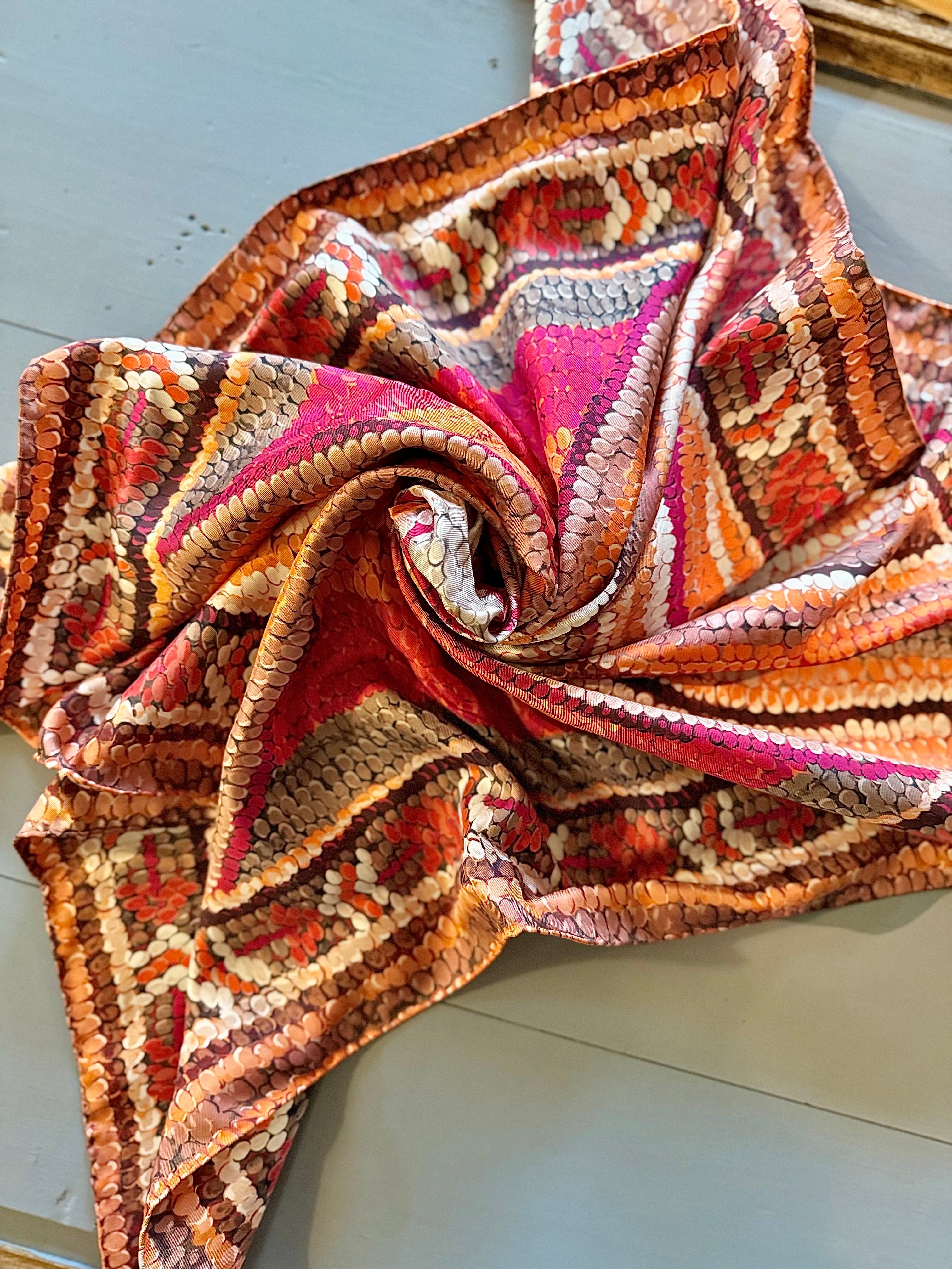 Foulard en soie Longchamp 90/90 - Le boudoir luxe de Solenn