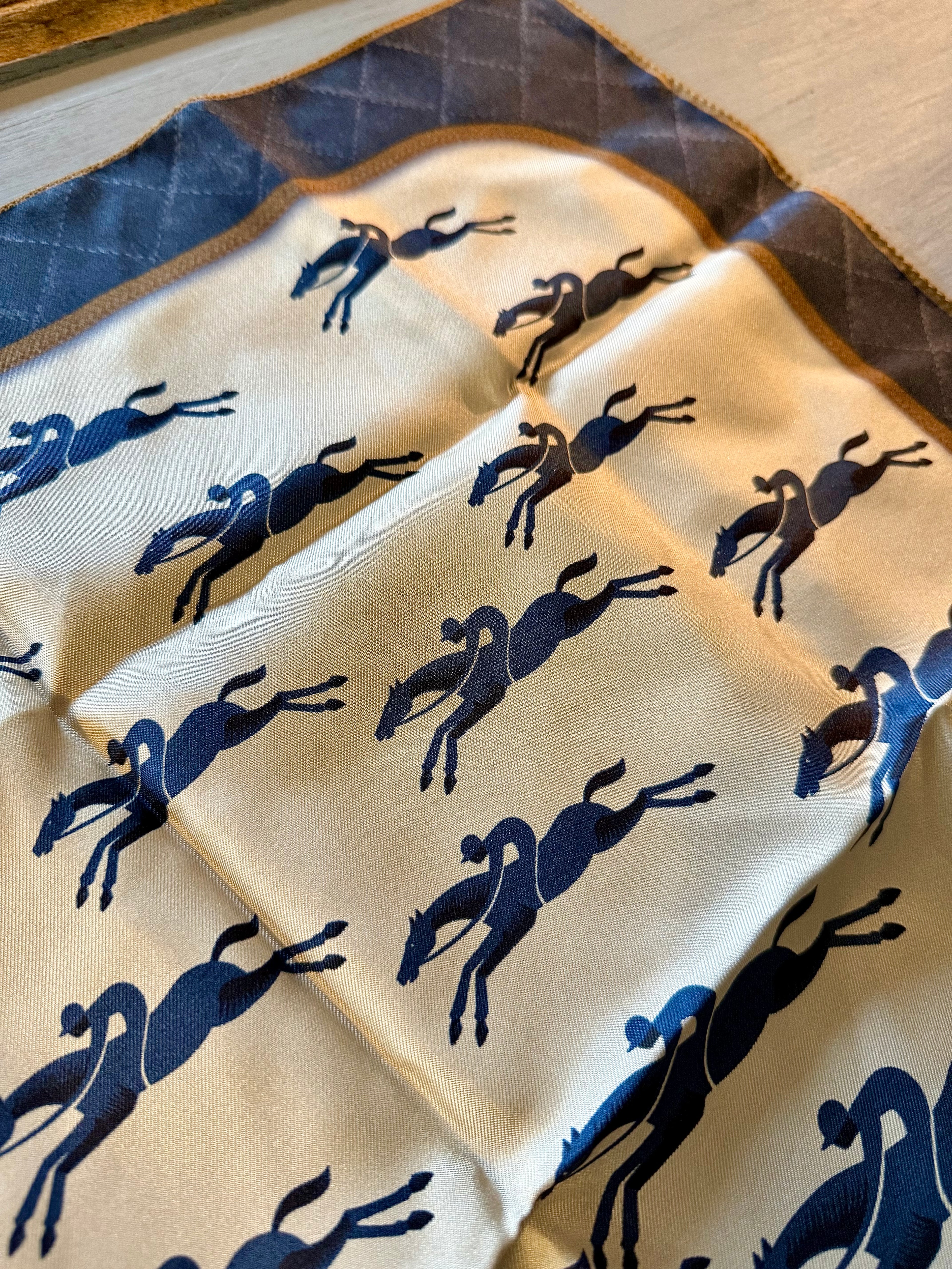 Foulard gavroche Longchamp en soie - Le boudoir luxe de Solenn