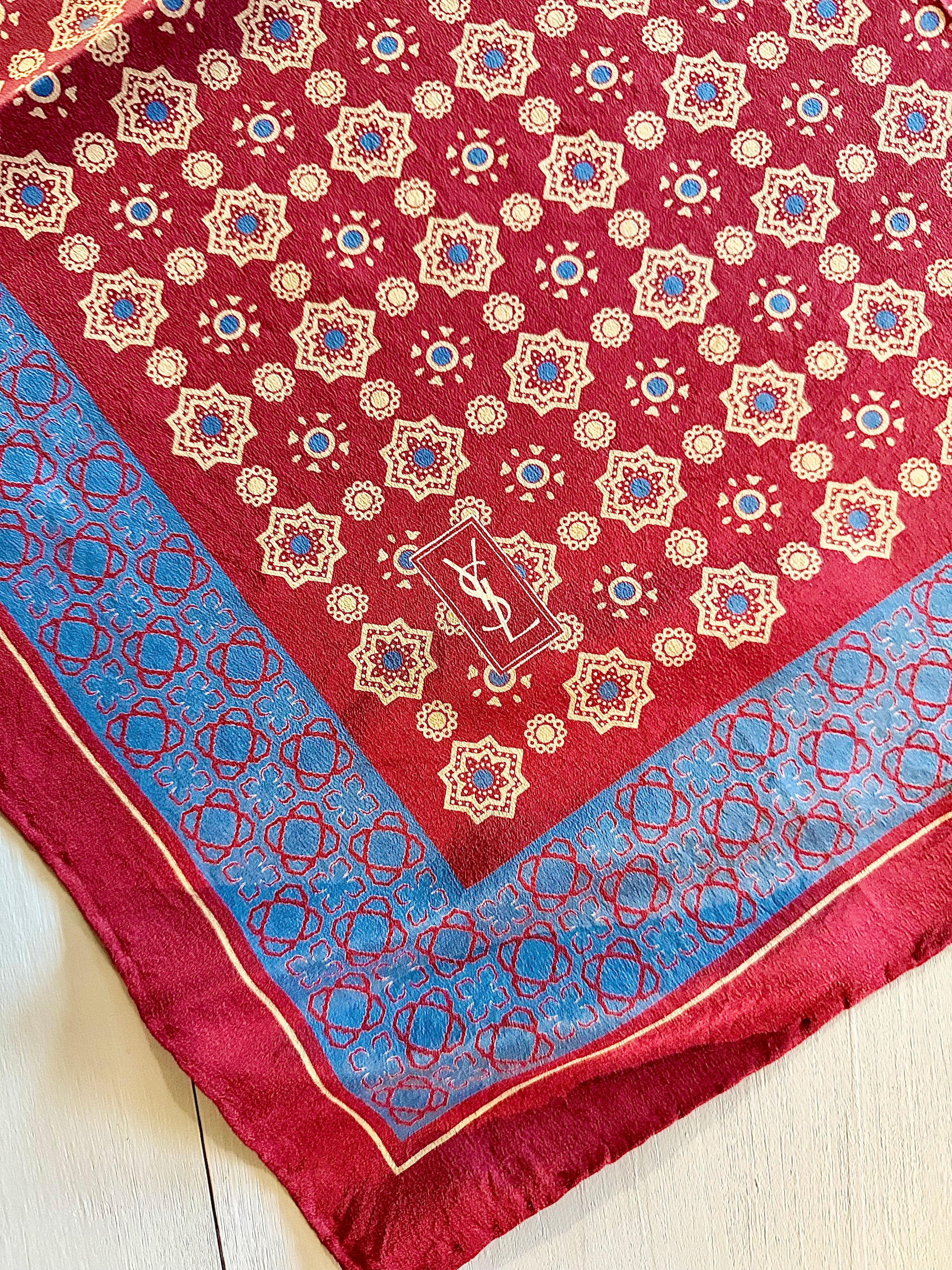 Foulard gavroche Yves Saint Laurent en soie - Le boudoir luxe de Solenn