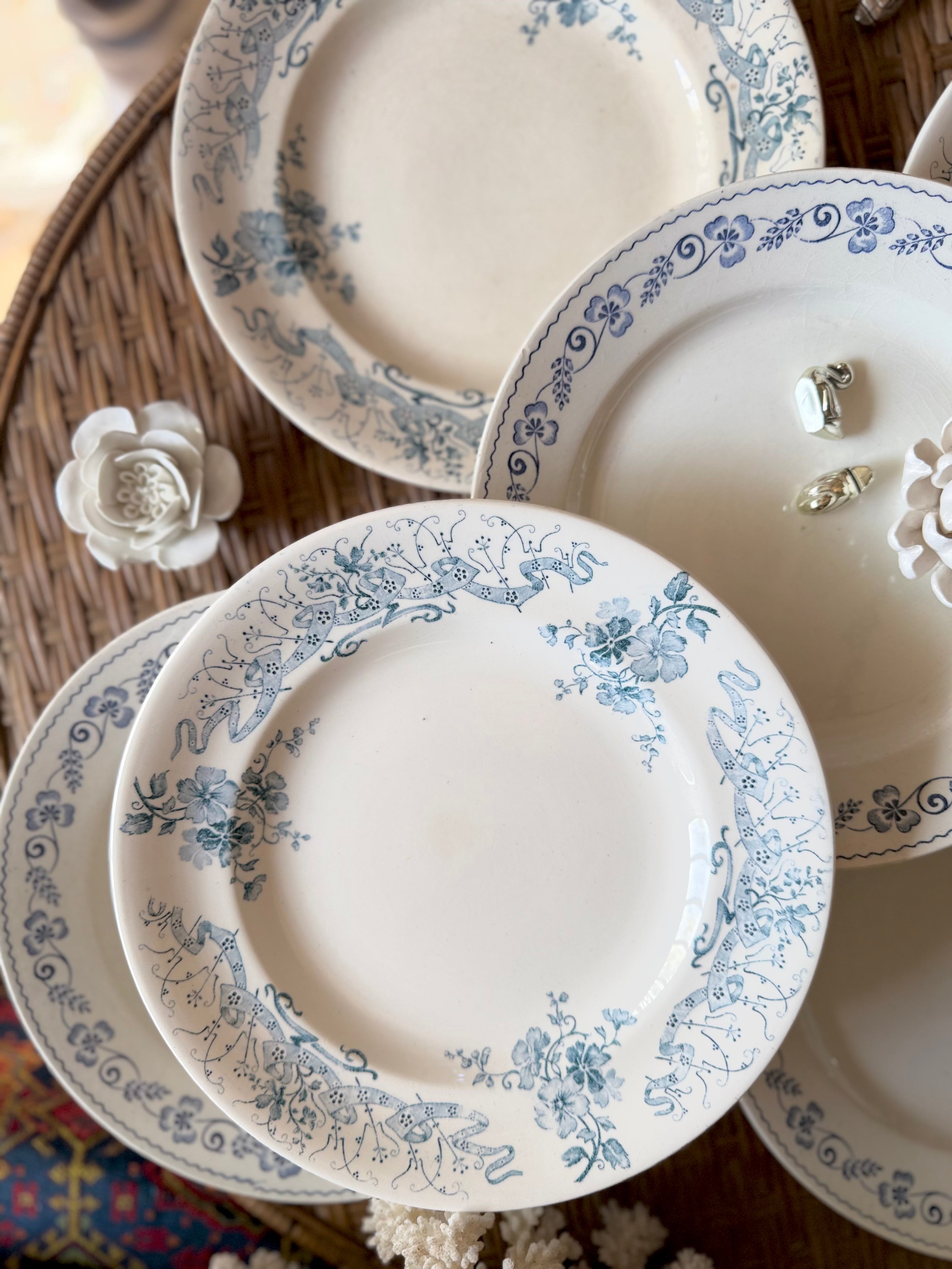 Assiettes plates en terre de fer dépareillées