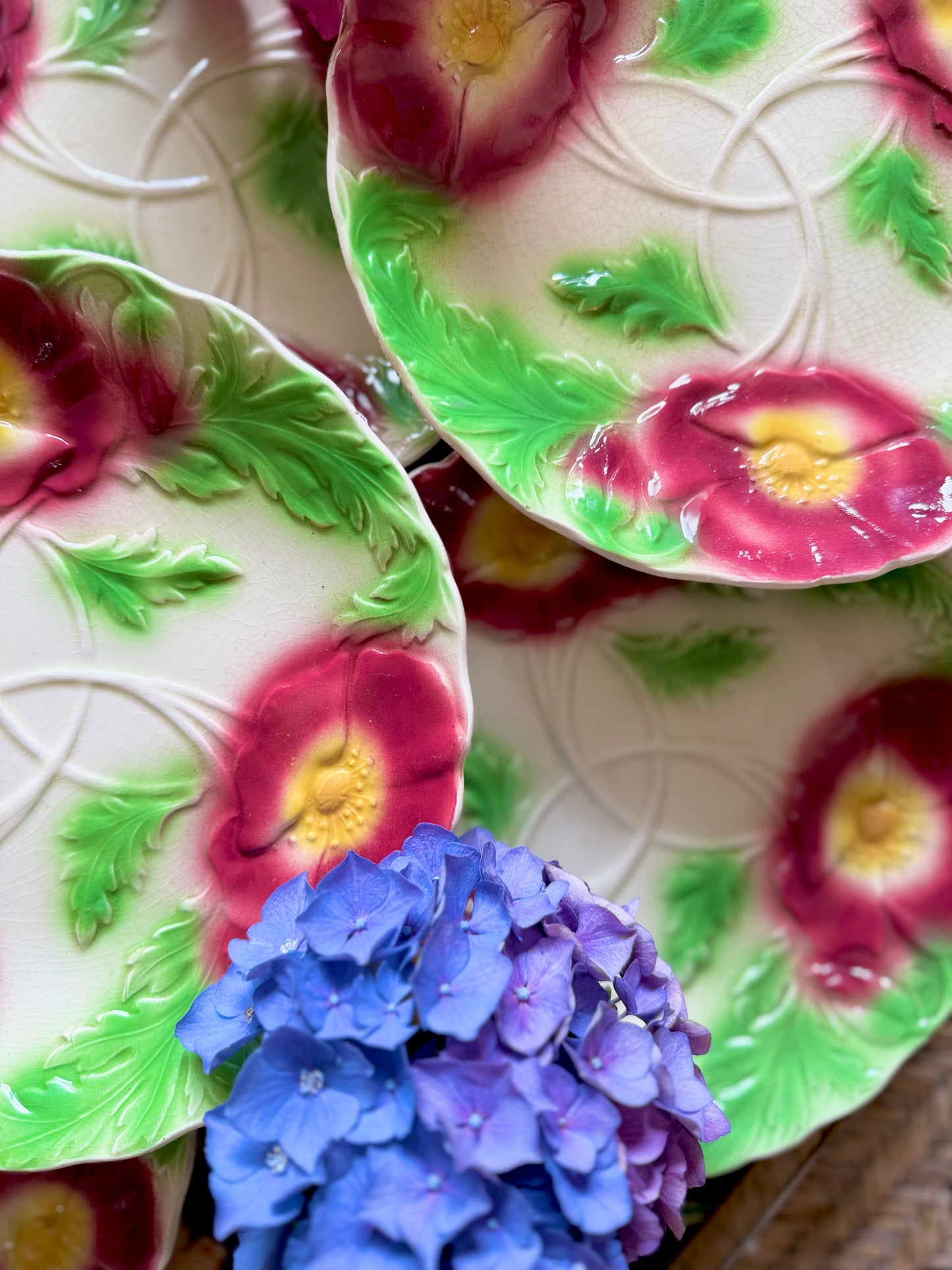 6 assiettes en barbotine art nouveau