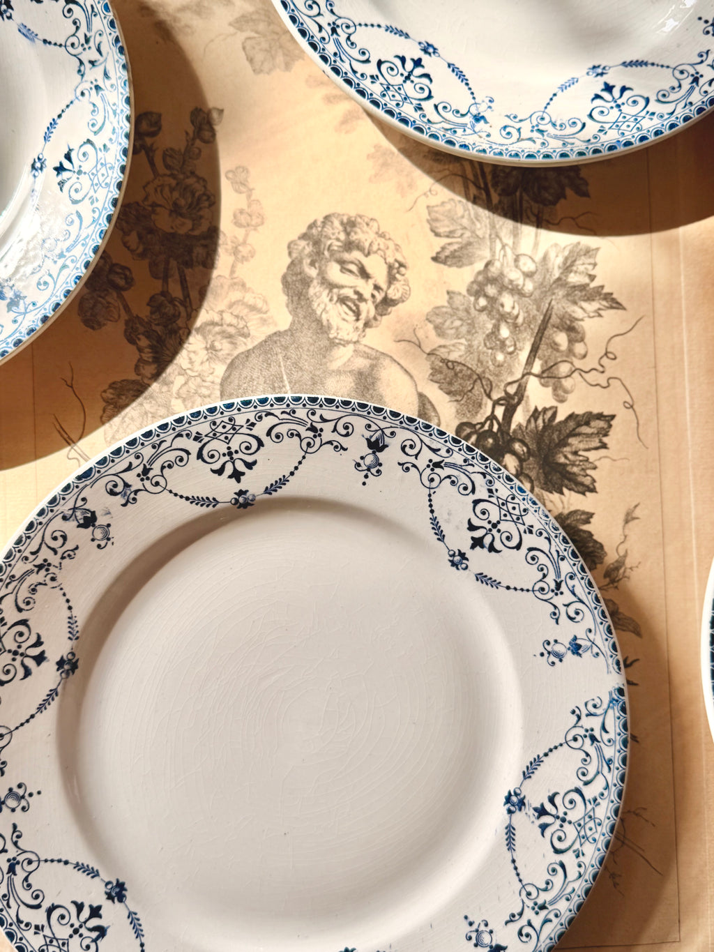Assiettes plates « Balzac » Choisy le Roi, terre de fer. - Le boudoir luxe de Solenn