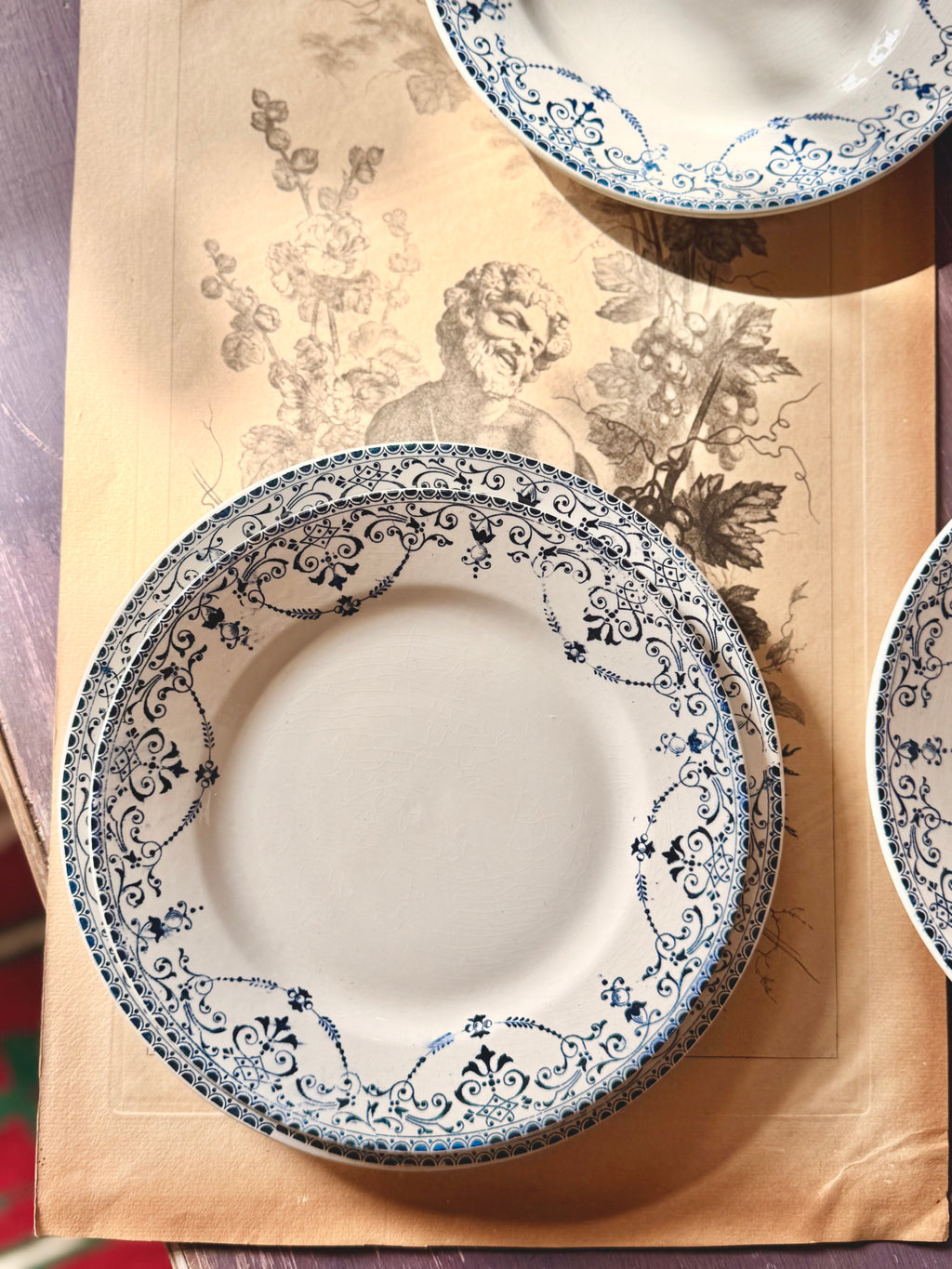Assiettes plates « Balzac » Choisy le Roi, terre de fer. - Le boudoir luxe de Solenn