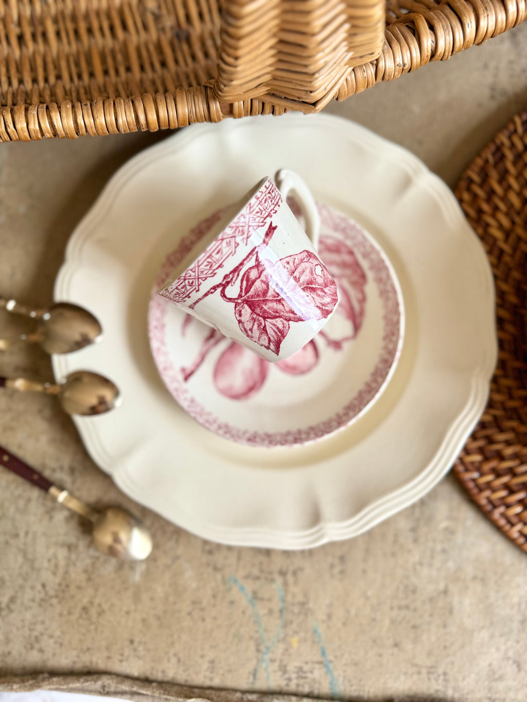 Tasse et sous-tasse, terre de fer rose, Choisy Le Roi