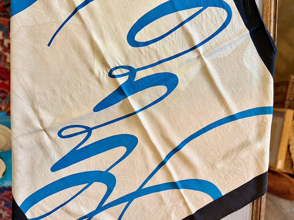 Foulard en soie vintage de Gianfranco Ferre - Le boudoir luxe de Solenn